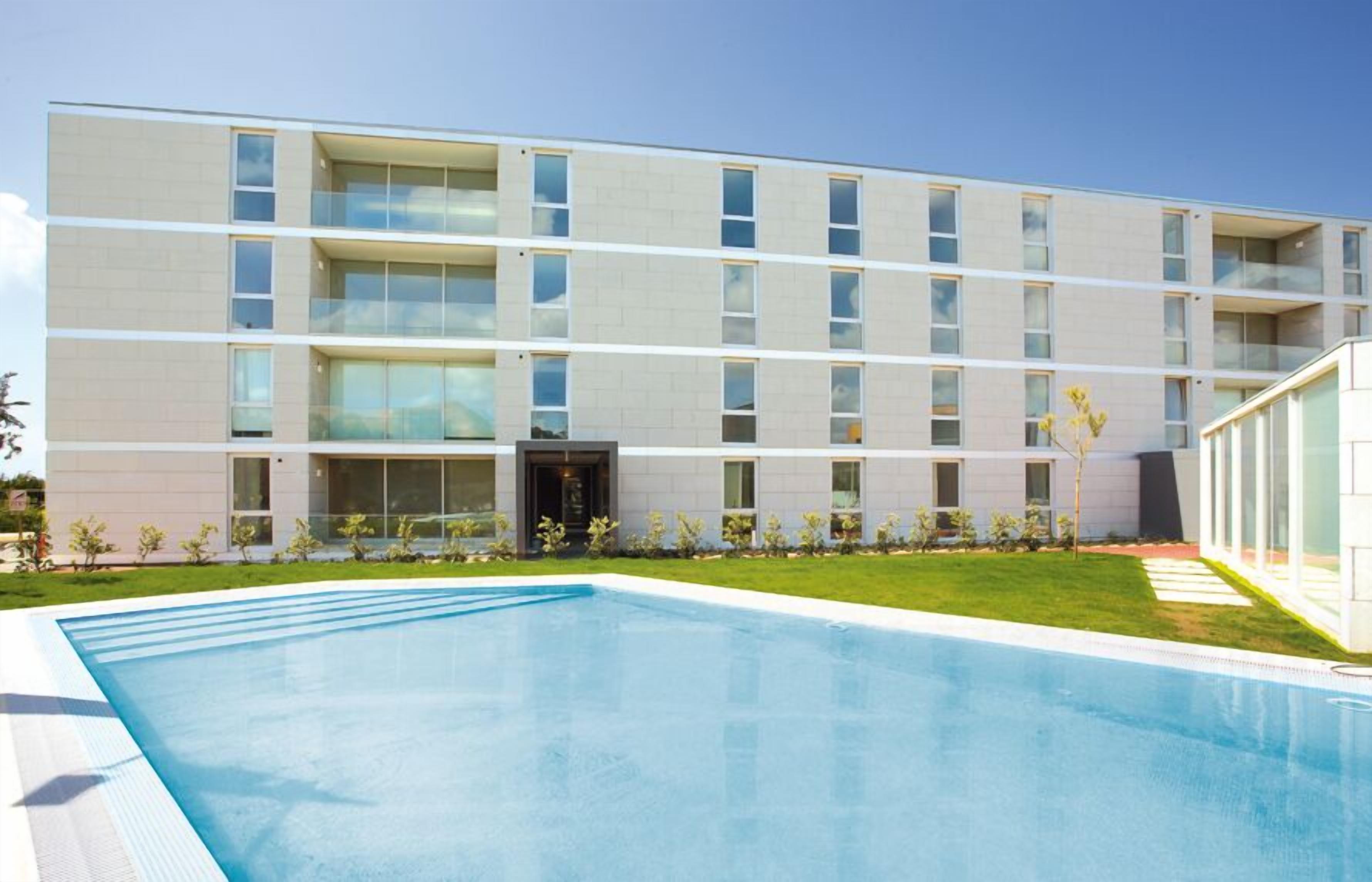 Brand New Sunny Apt. On The Beach