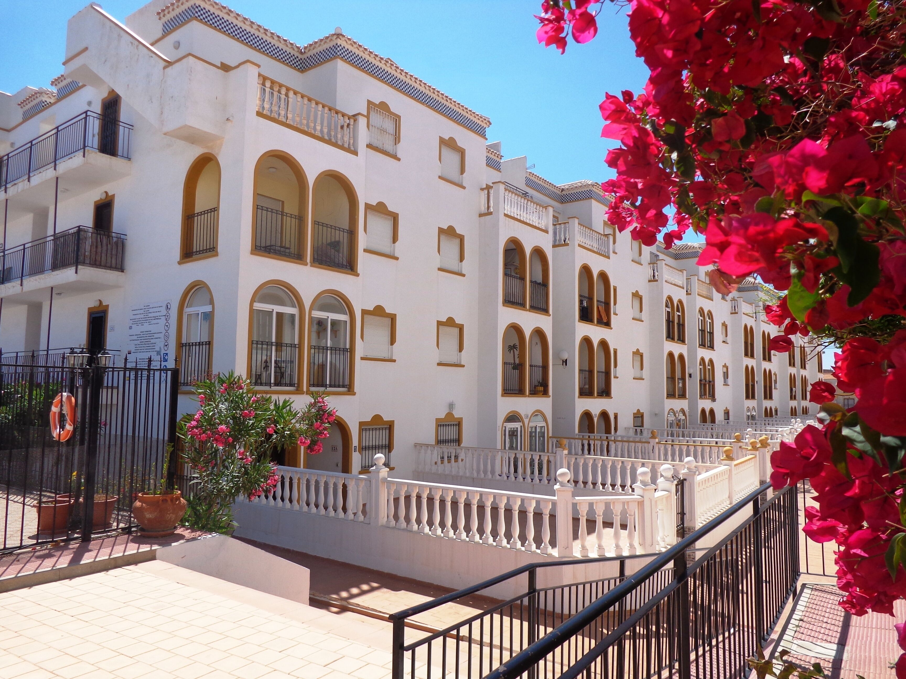 NO EXTRA FEES!**  Perfect Location, South Facing, Pool, Shops,Beach, No Car Req!