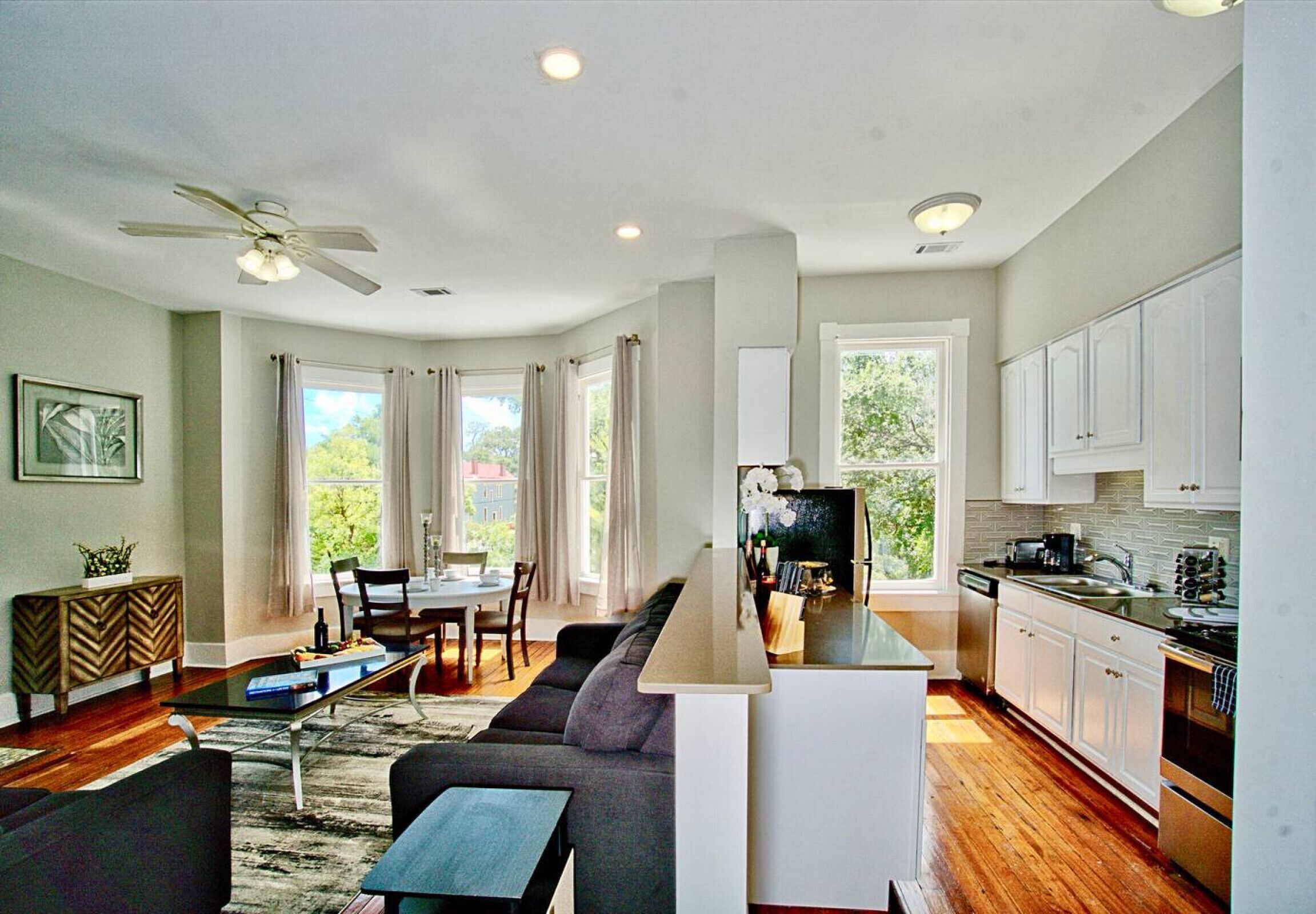2 Bed Beauty w/ Parking in Downtown Savannah