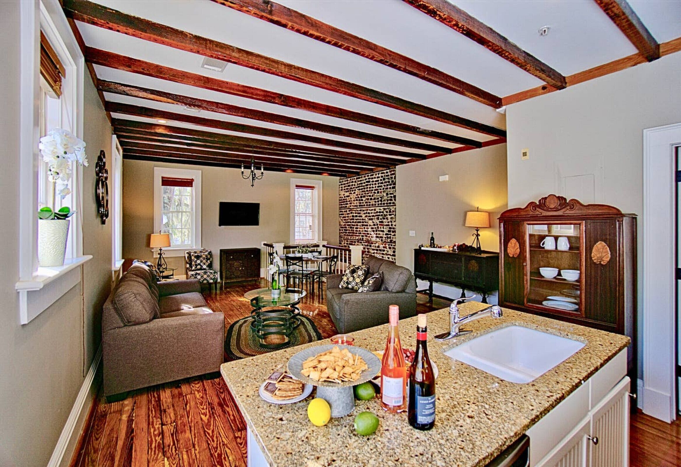 1 Bed Comfy Carriage House Steps from the River