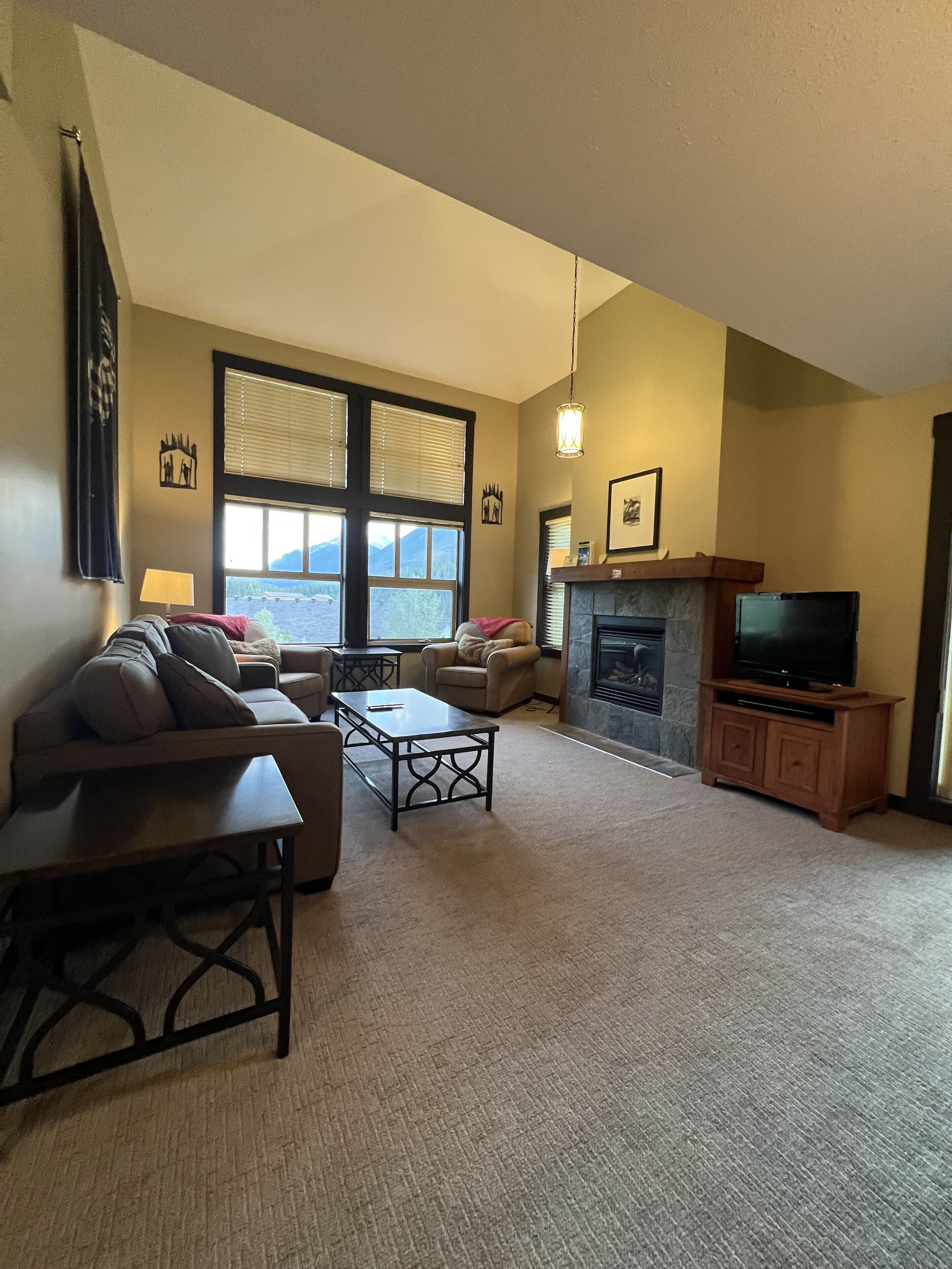 FLAGSHIP PANORAMA CONDO 2 bed 2 bath ski in/out Upper Village clean fee INC 