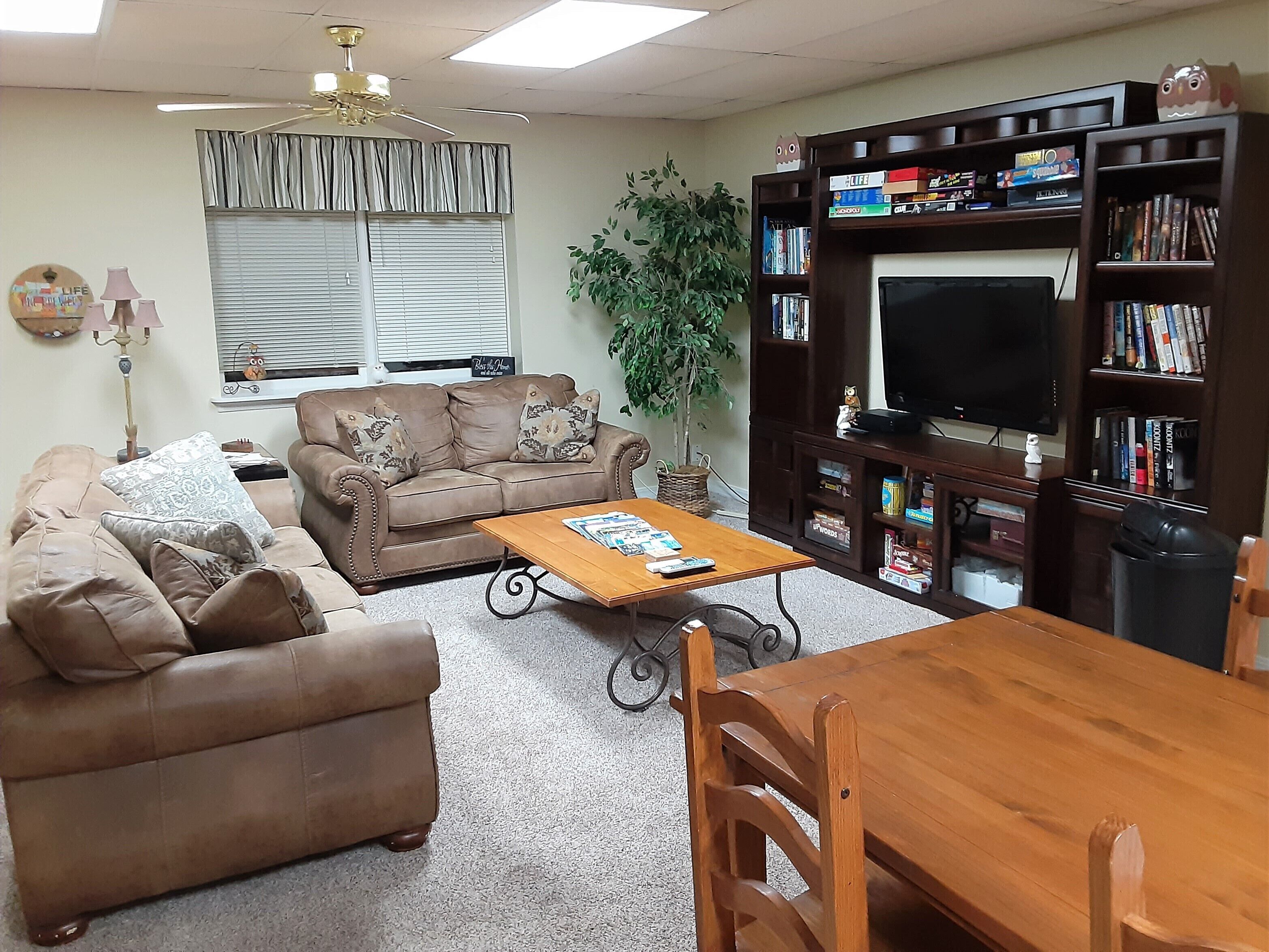 Stay w/confindence-Hottub (5 people)-Fast WiFi-5 Star-longer stays welcome-HBO