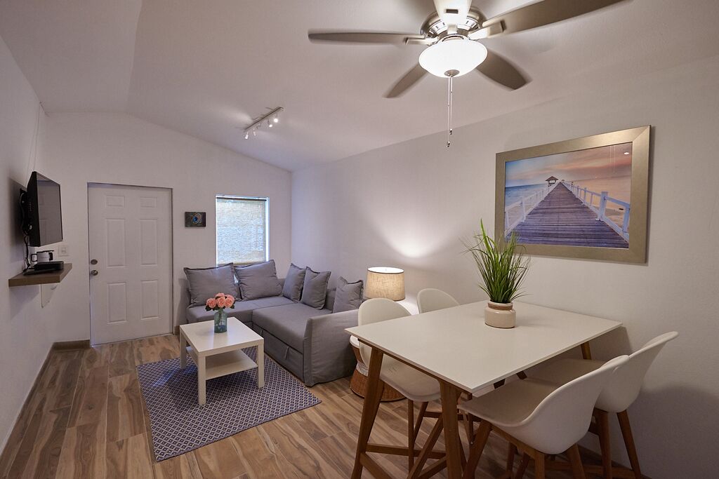  GUEST  HOUSE 3 BLKS FROM SOUTHLAKE/ 1 ML FROM OCEAN/ 5 BLKS FROM DWNTWN 