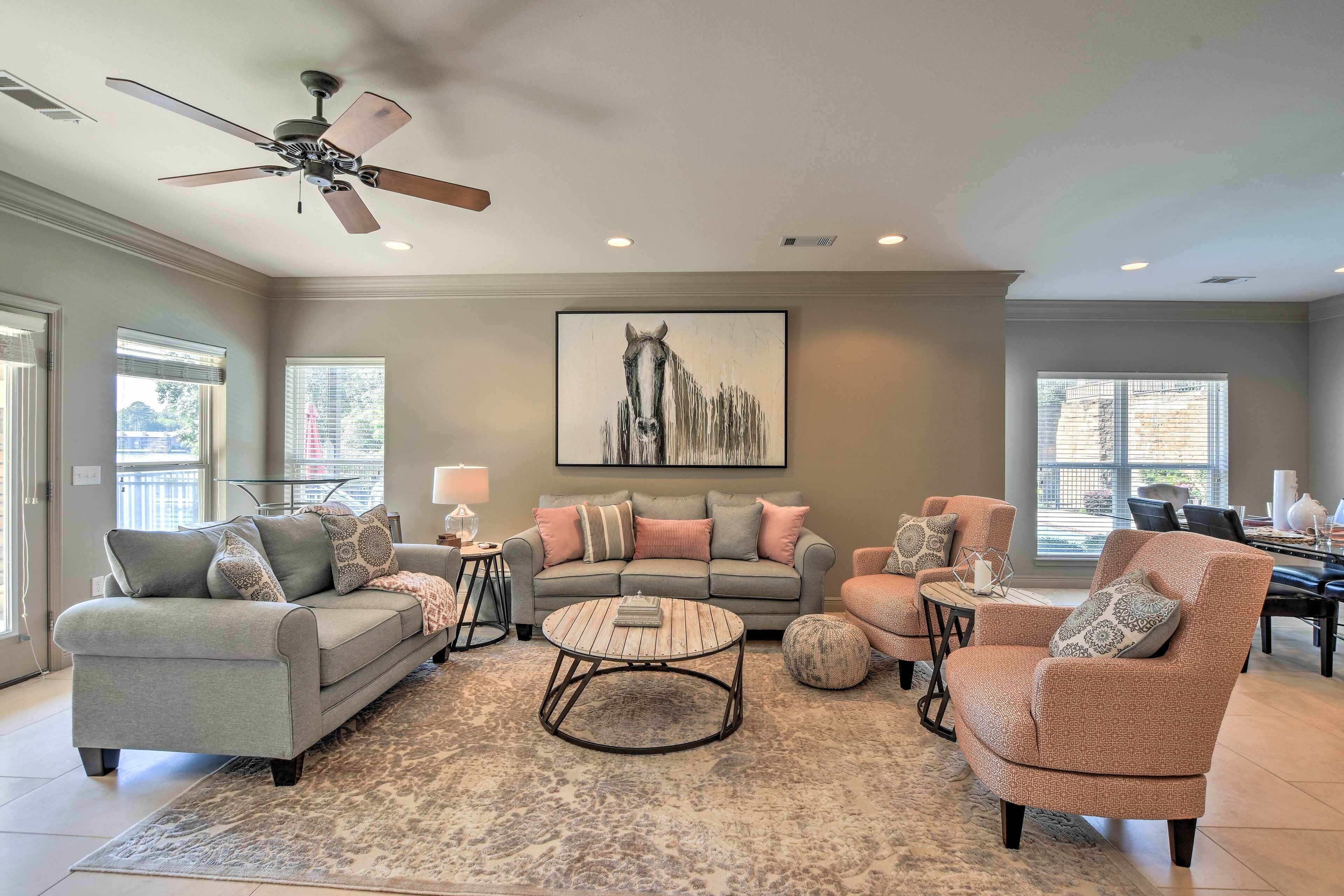 Contemporary Resort Condo w/Patio on Lake Hamilton
