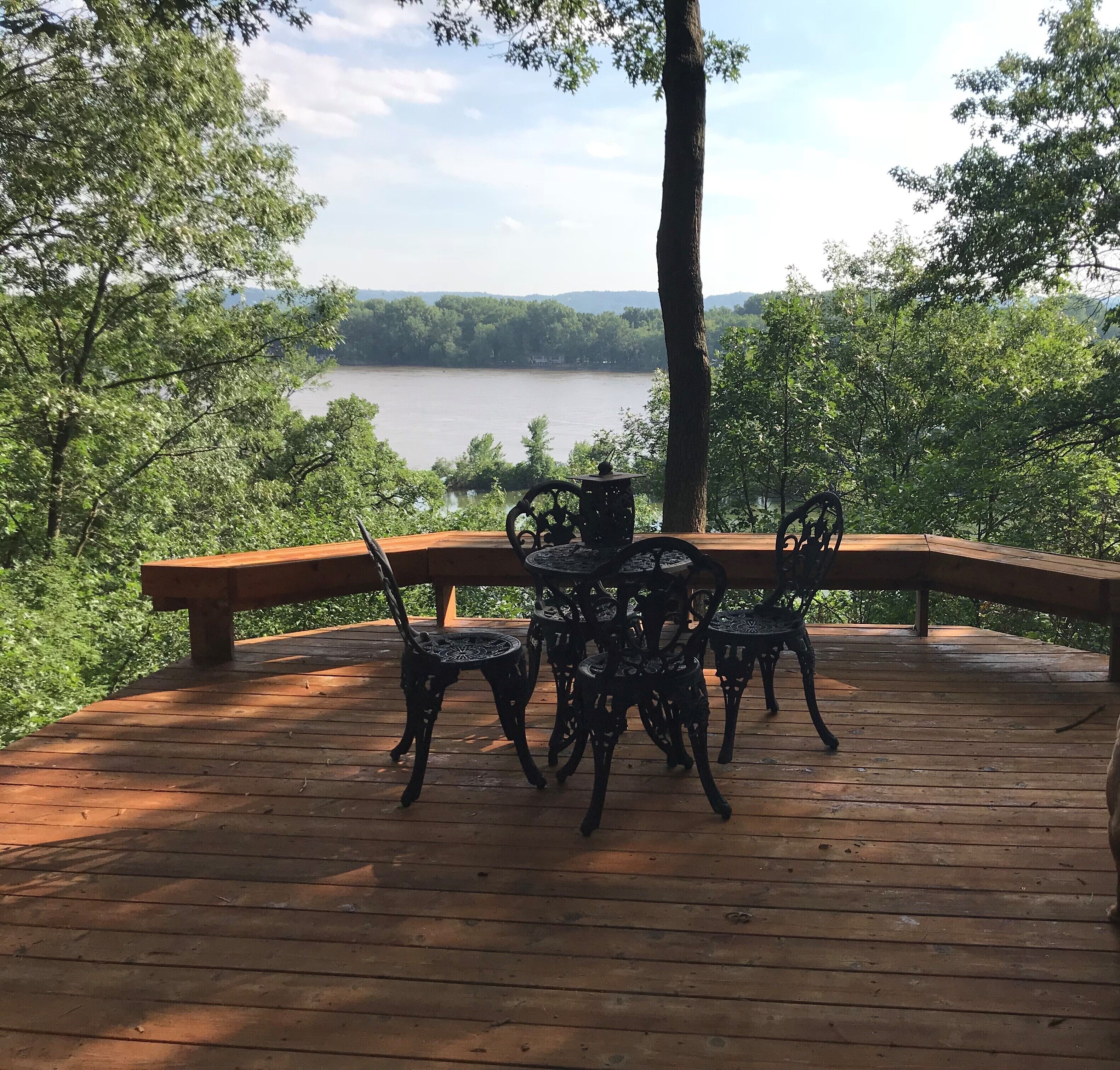 The Hager House - River View - Pet Friendly - Walk-out Basement Apartment