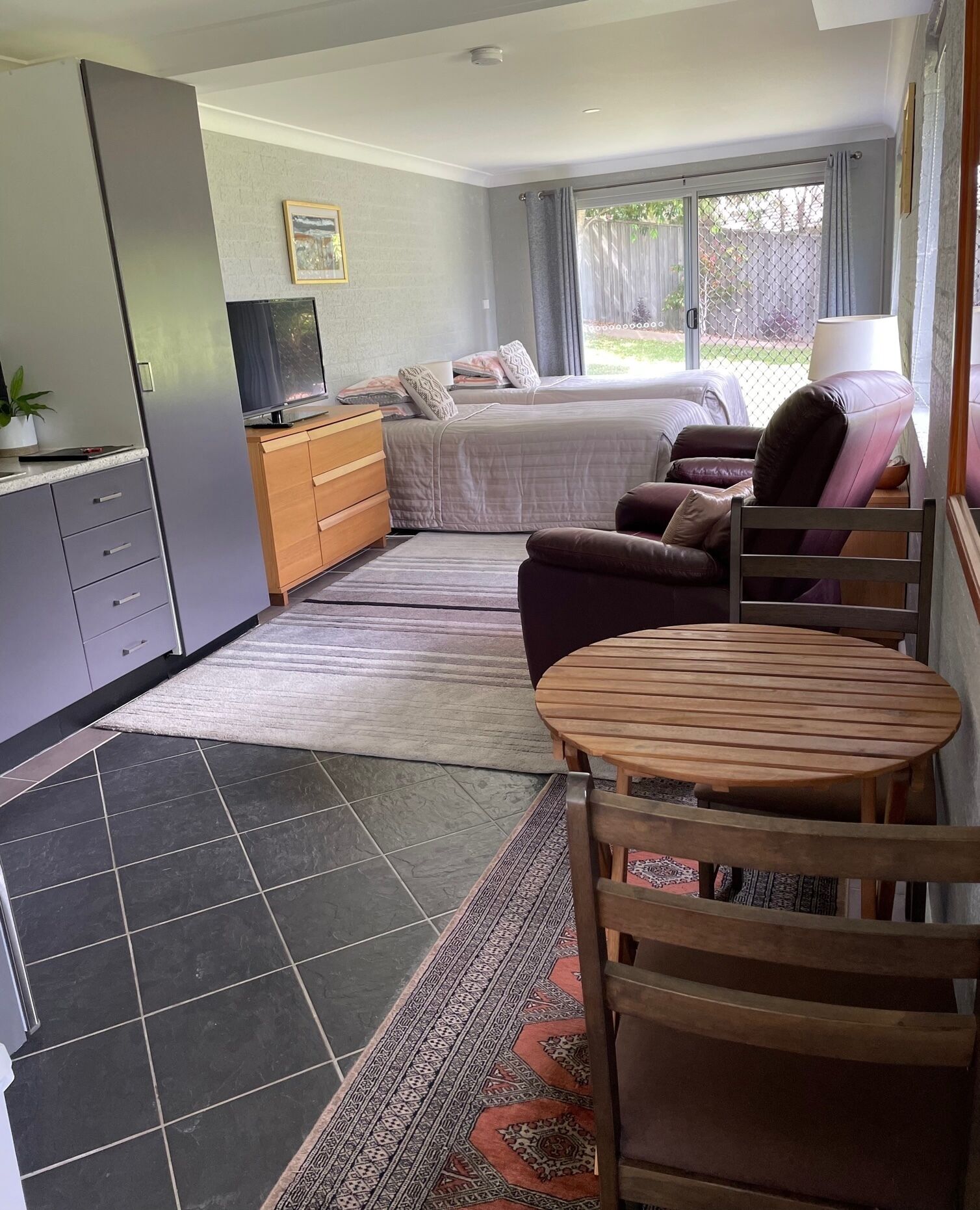 Private studio apartment in beautiful Valla Beach, close to beaches and cafes.