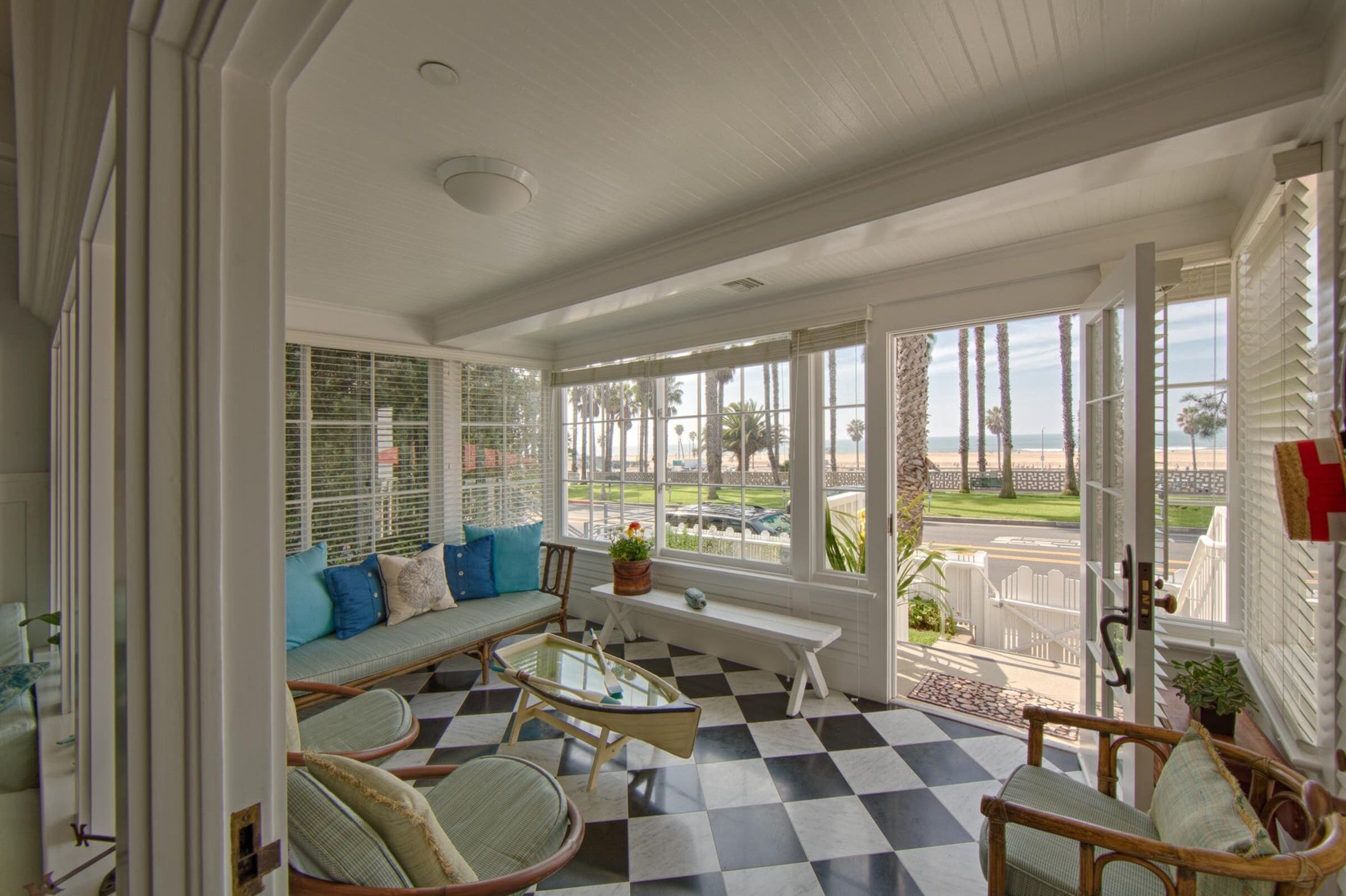 Beautiful beach house with parking and breakfast, at world famous beach.