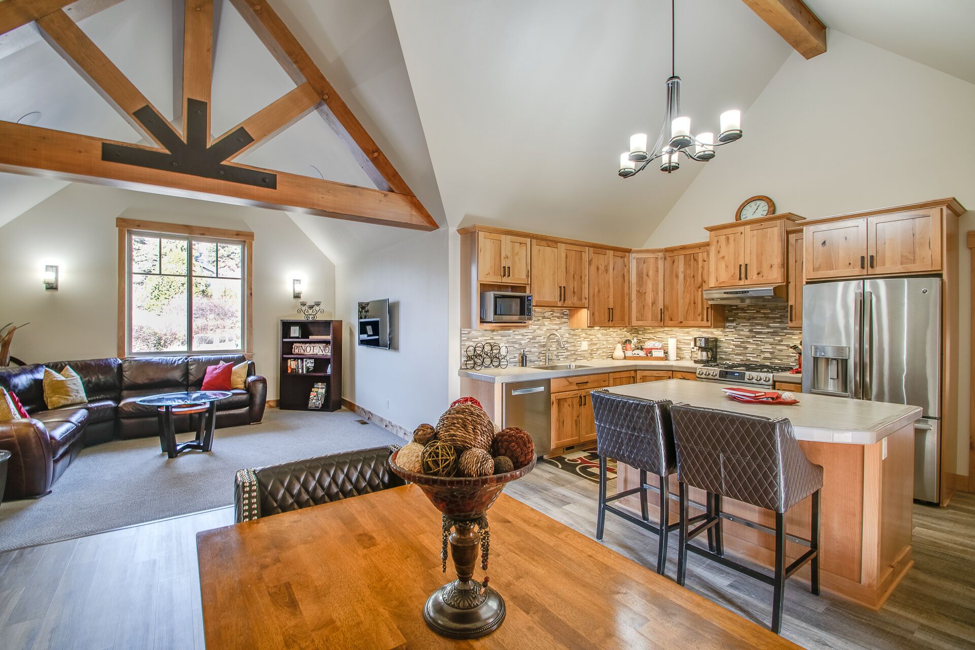 BEAUTIFUL HOME, 2 MILES FROM TOWN, VIEWS, THE CHALET ON FOX ROAD