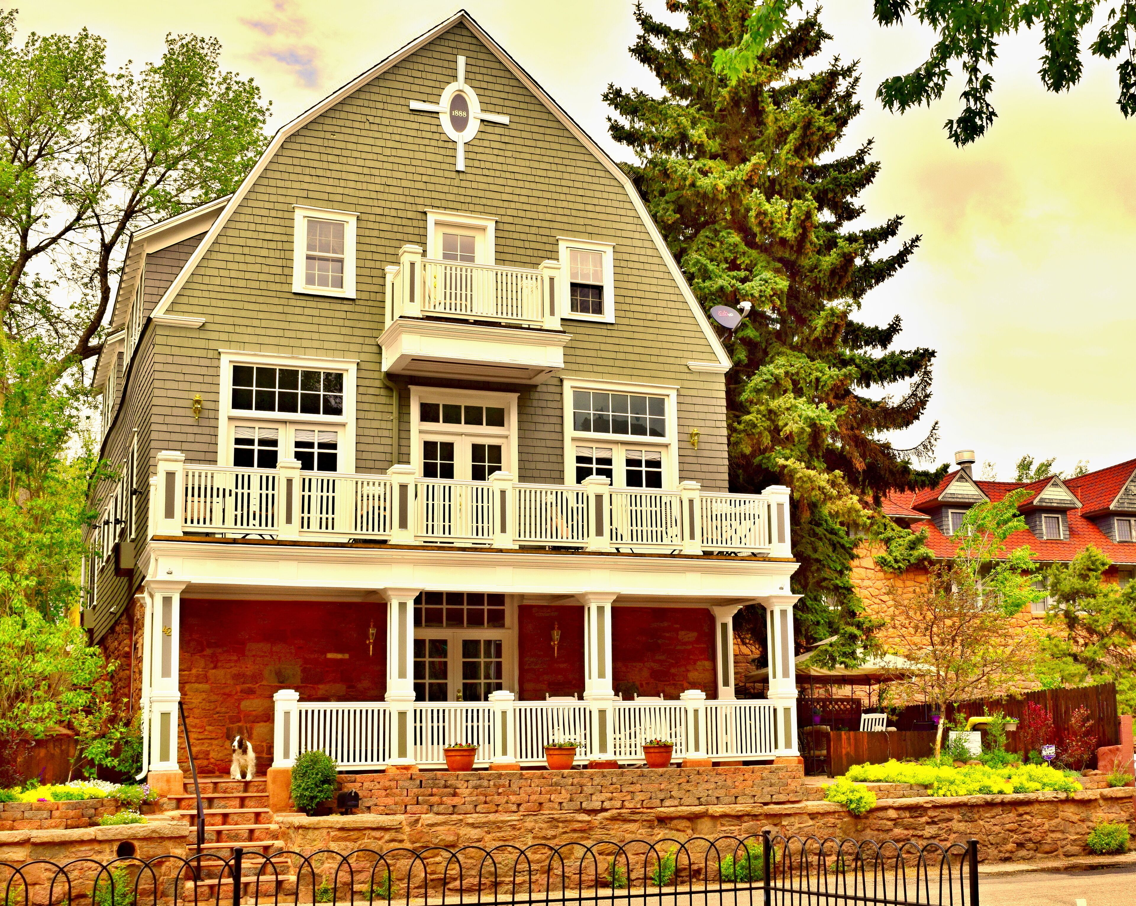 Heart of Manitou Springs. Award-winning. Luxurious. Rent up to three apartments.