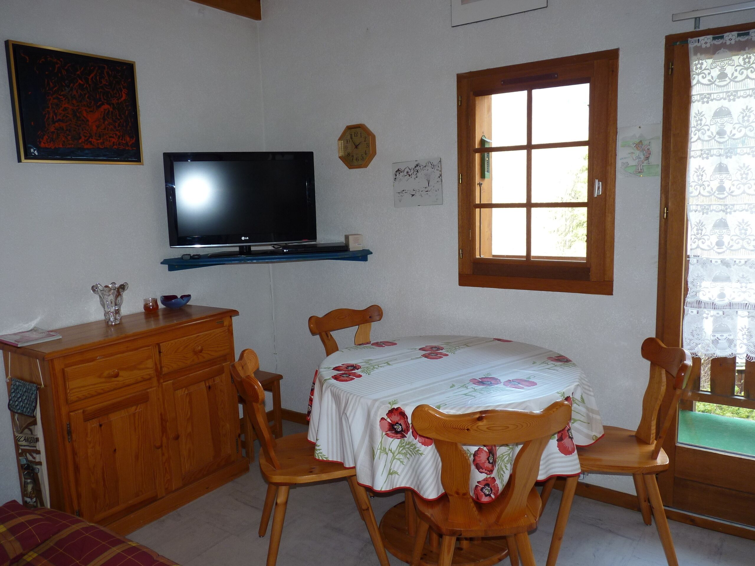 Apartment in quiet chalet with open mountain views