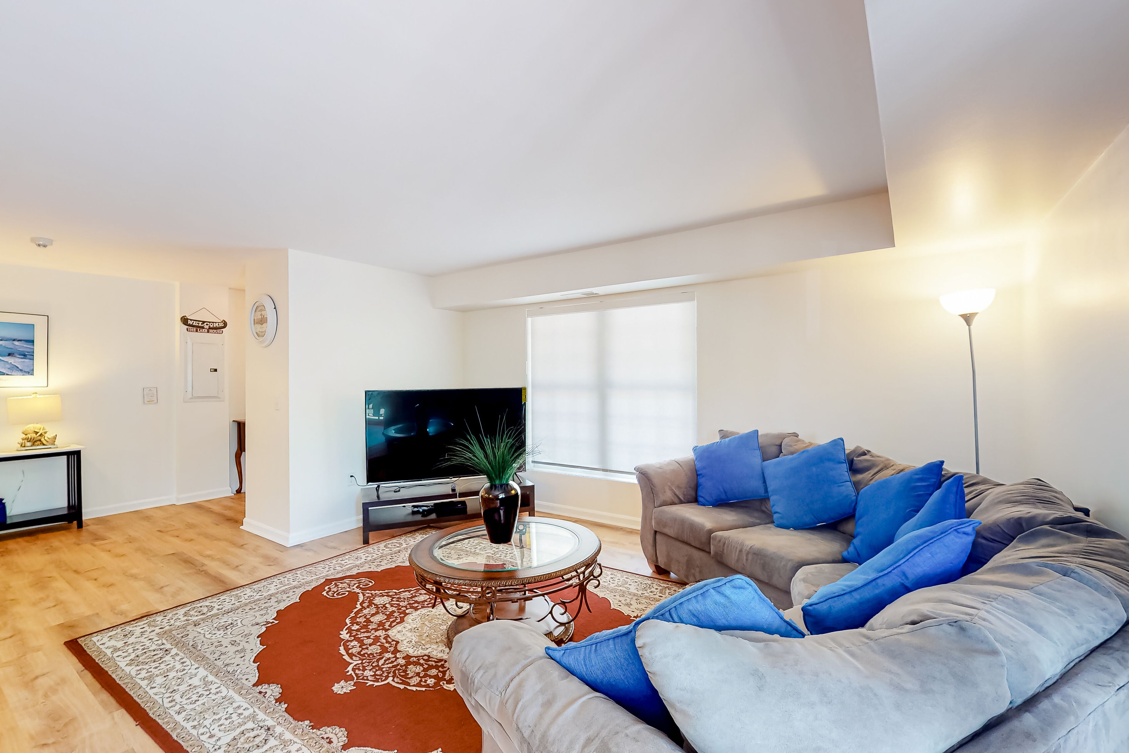 Second-floor condo with full kitchen, washer/dryer, central AC, & boat slip use
