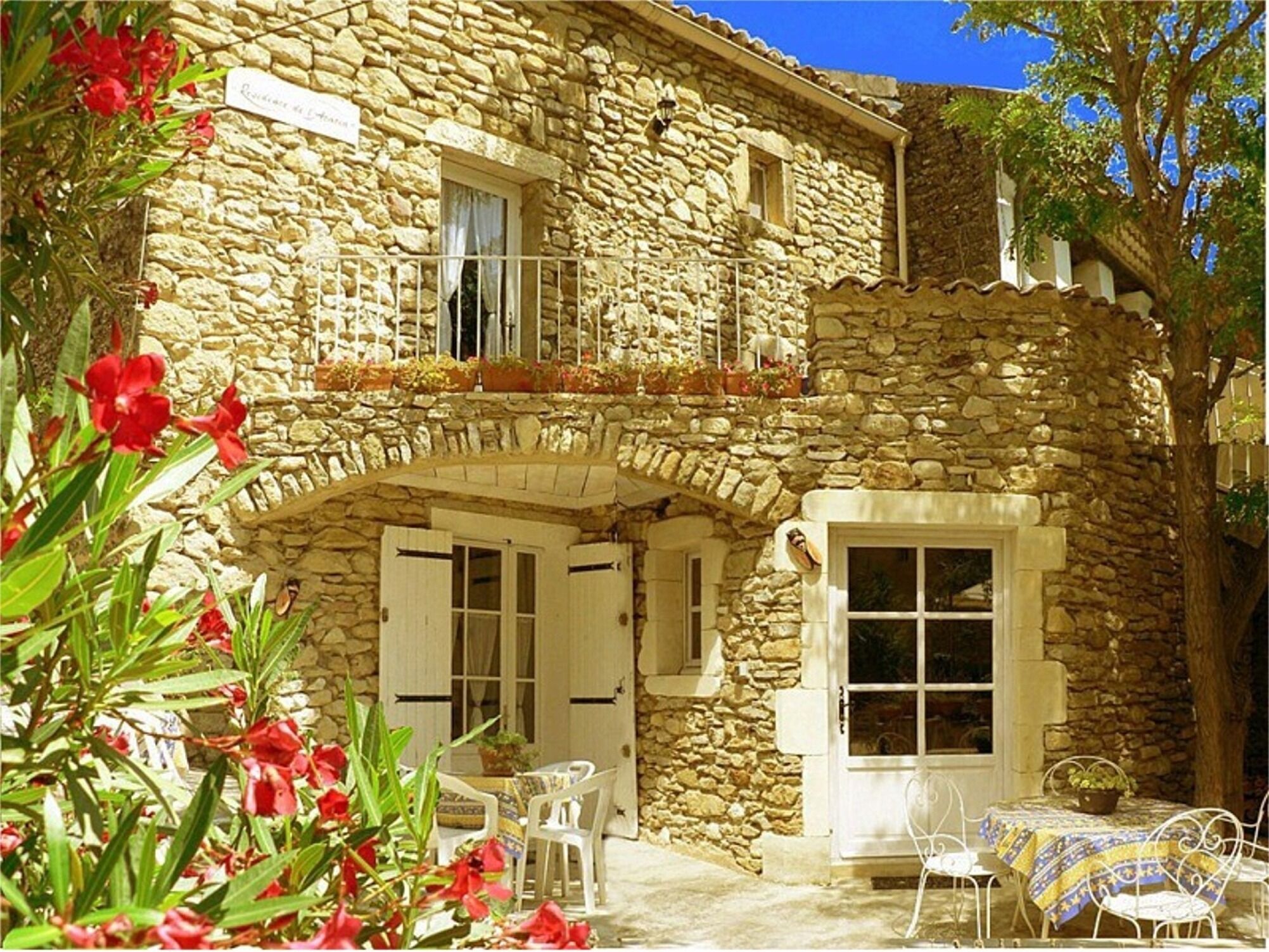 Apartments and studios in a stone house in the sunny south of France