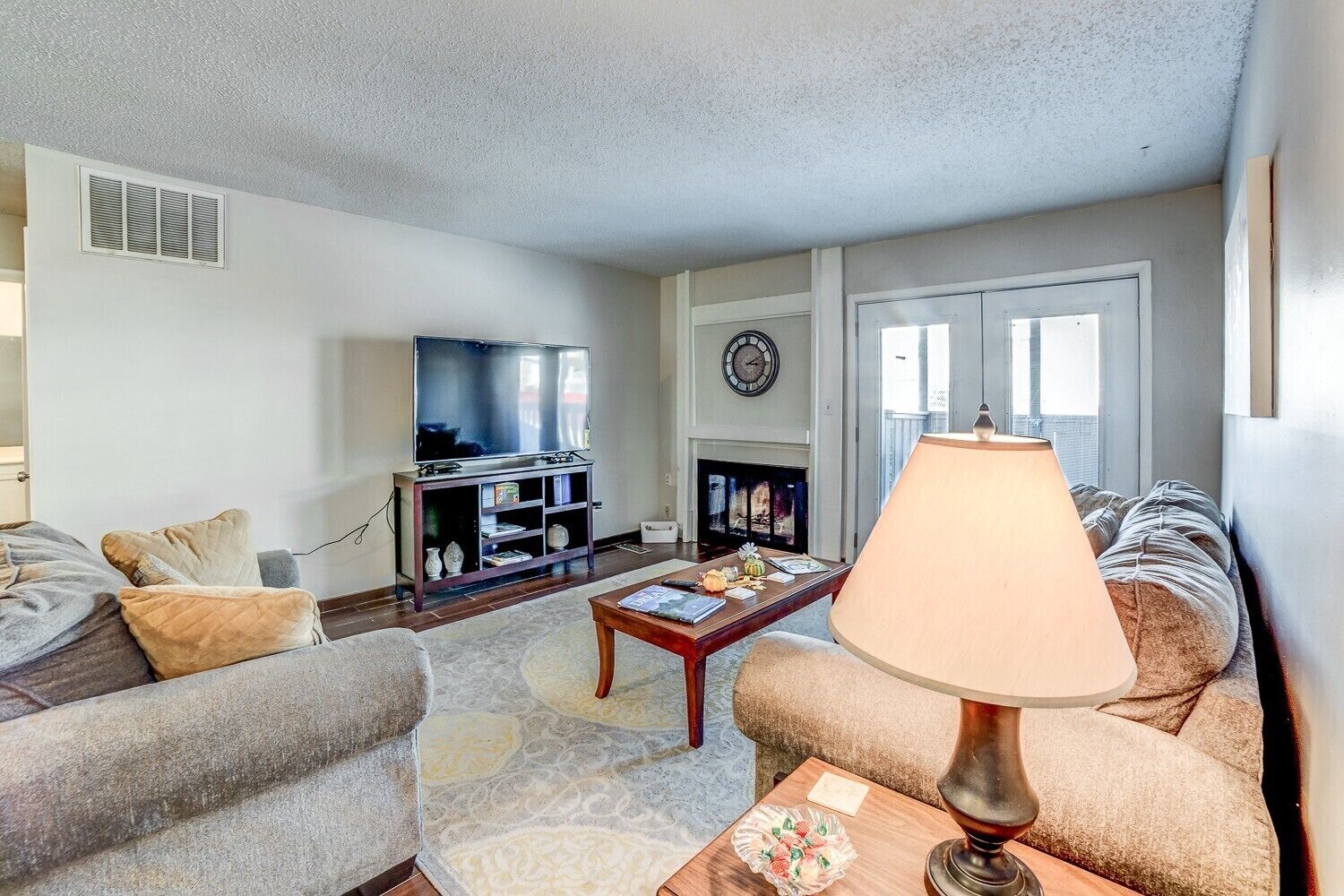 Stay in a classically designed apt near ORU, exercise trails, and restaurants!