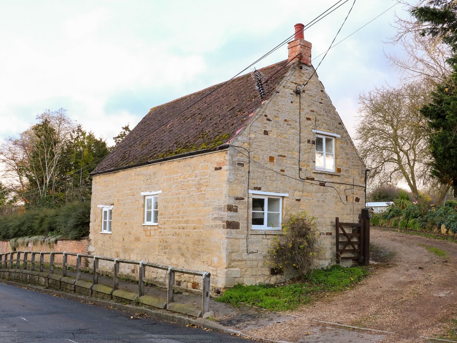 MANOR FARM HOUSE COTTAGE, family friendly in Thrapston