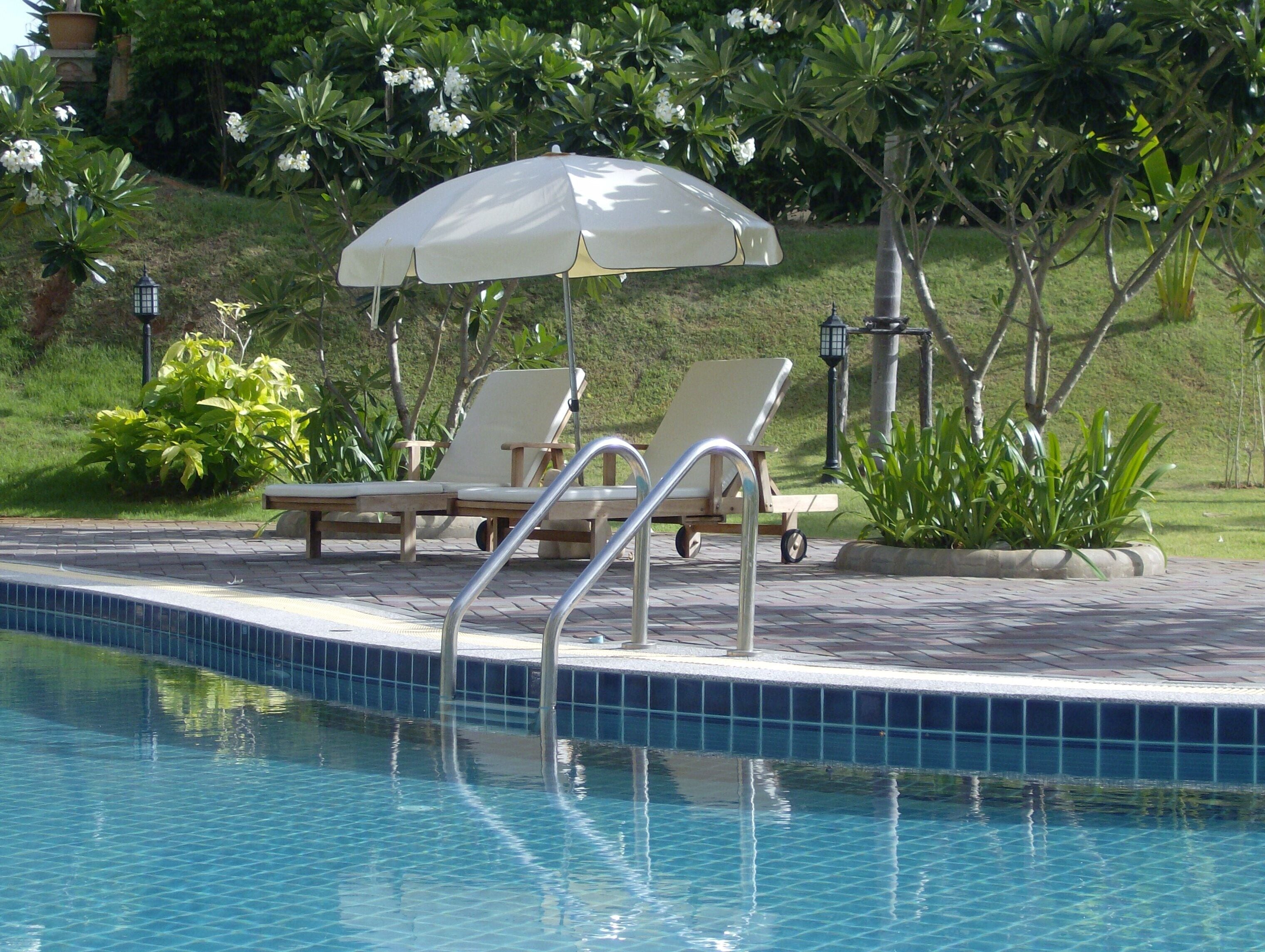 Luxury Condo with sea views with enormous swimming pool & jacuzzi