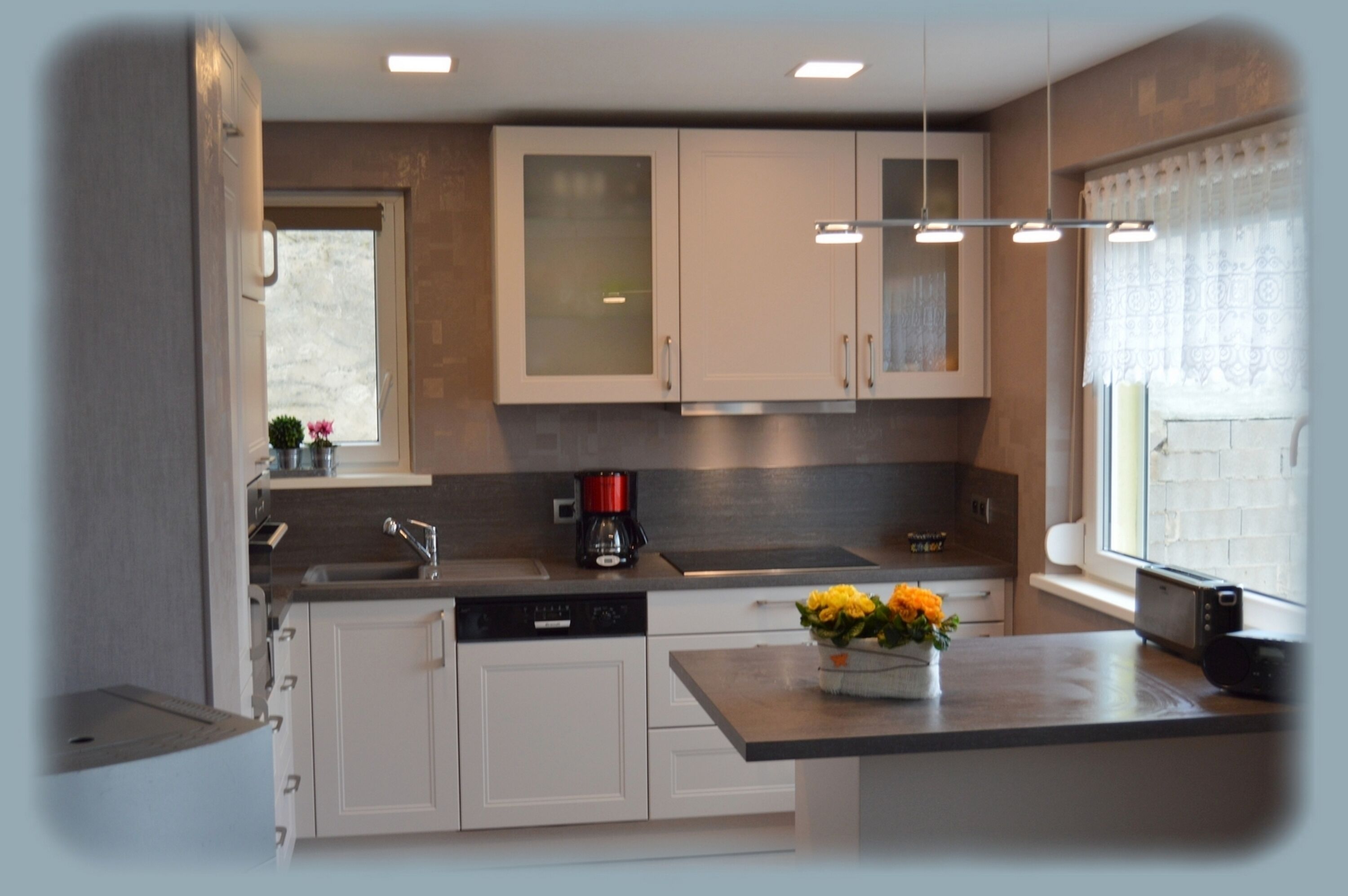 GROUND FLOOR EVEN FOOT IN HOUSE - OWNERS ON THE 1st FLOOR 