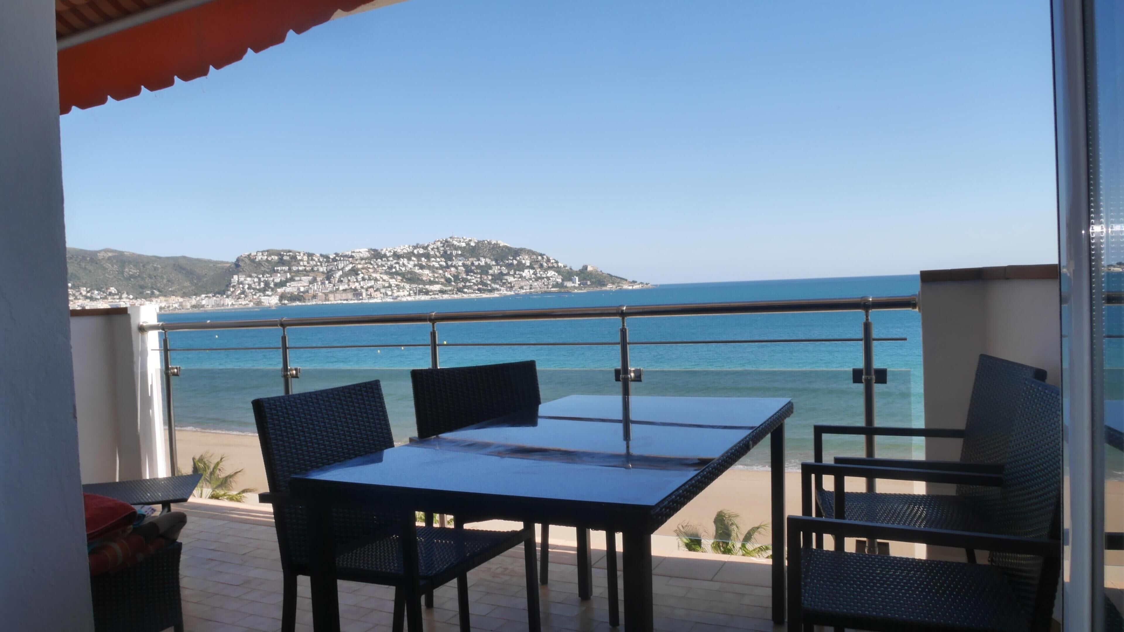 MODERN APARTMENT - SEA FRONT ON THE BAY OF ROSAS