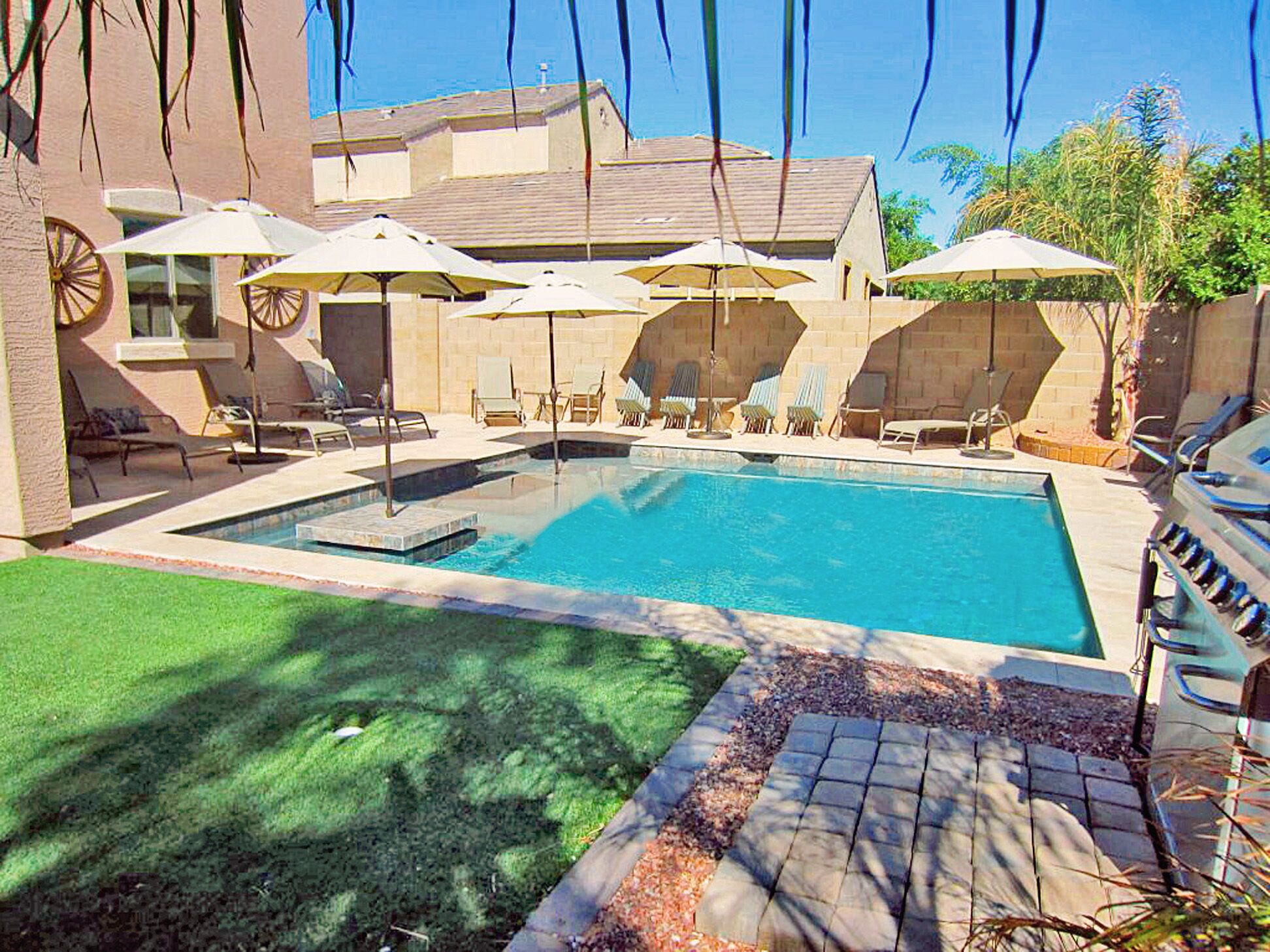 WHIMSICAL TRAVELERS RETREAT Location1/2 mi GYBall park! CLOSE to EVERYTHING!