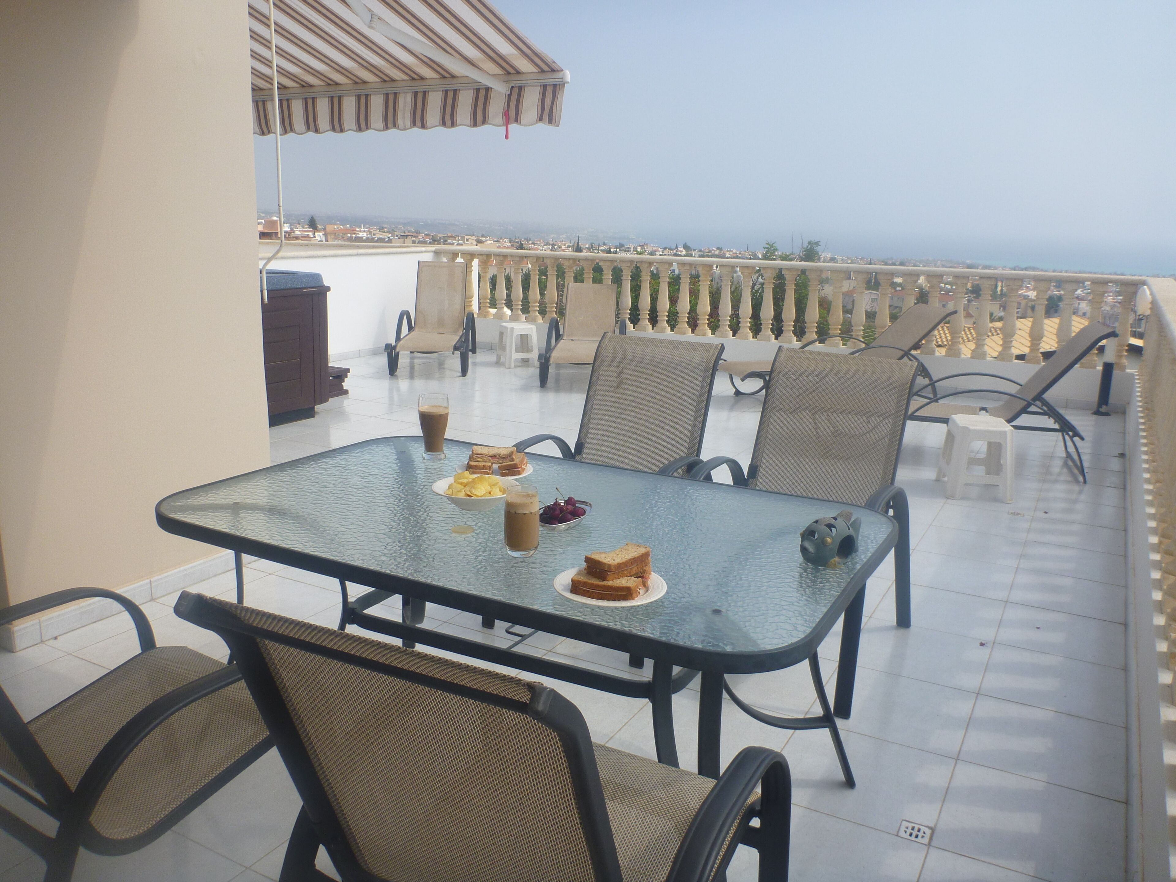 Beautiful Apartment In Peyia,own hot tub,Free Wifi,large sunny balcony,sea views