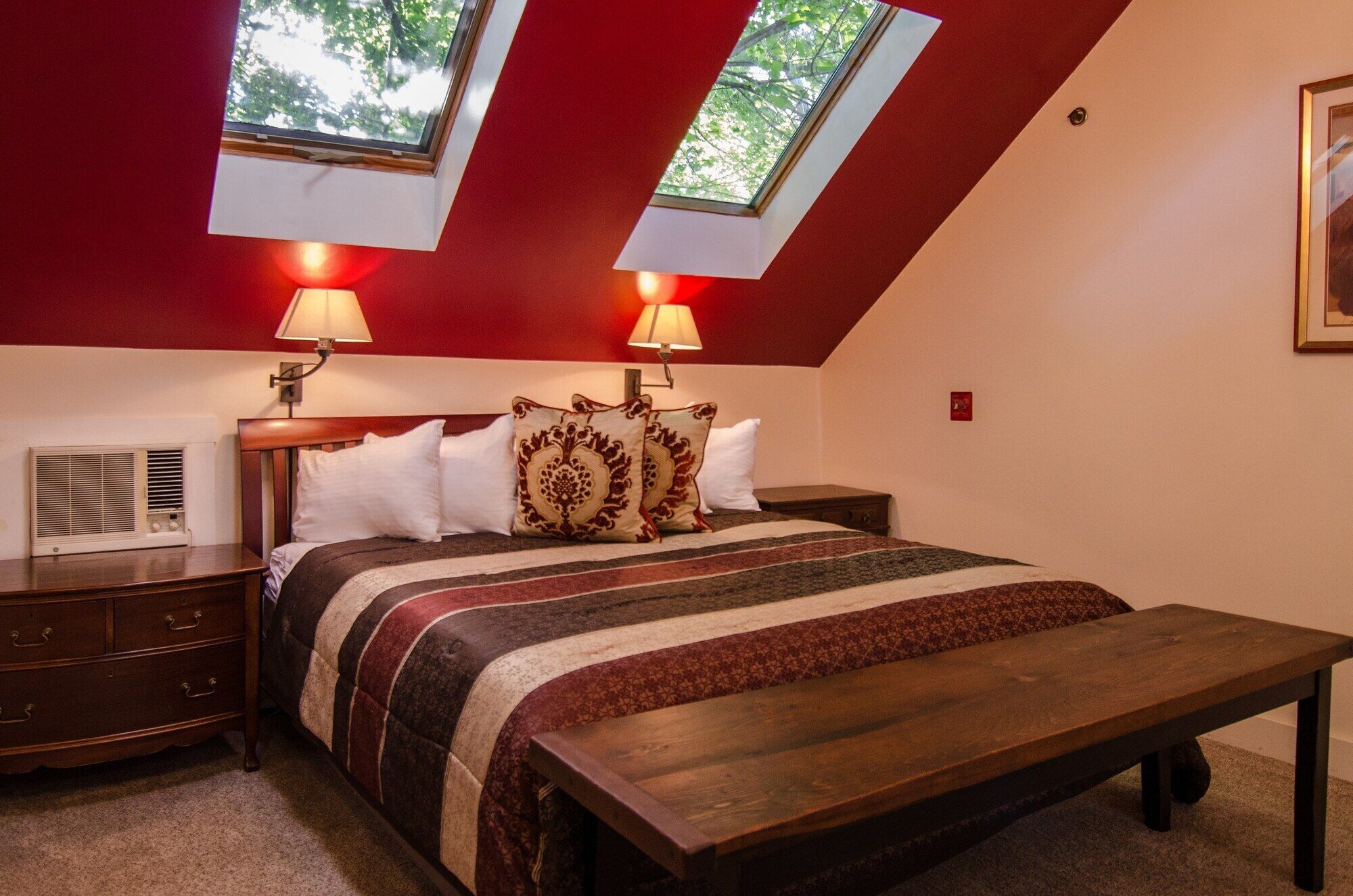 A cozy 2nd Floor Romantic King Suite Jetted Tub B&B in Downtown Shelburne - Delicious Breakfasts! WEB