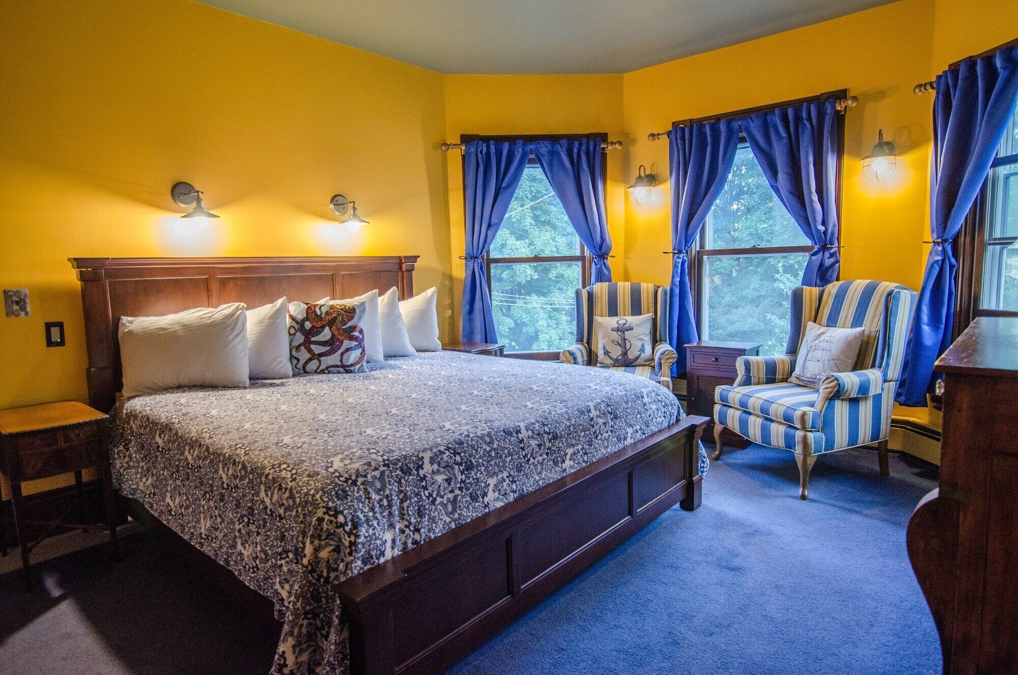A cozy 2nd Floor King/Queen 2-room Suite B&B in Downtown Shelburne - Delicious Breakfasts! HAR