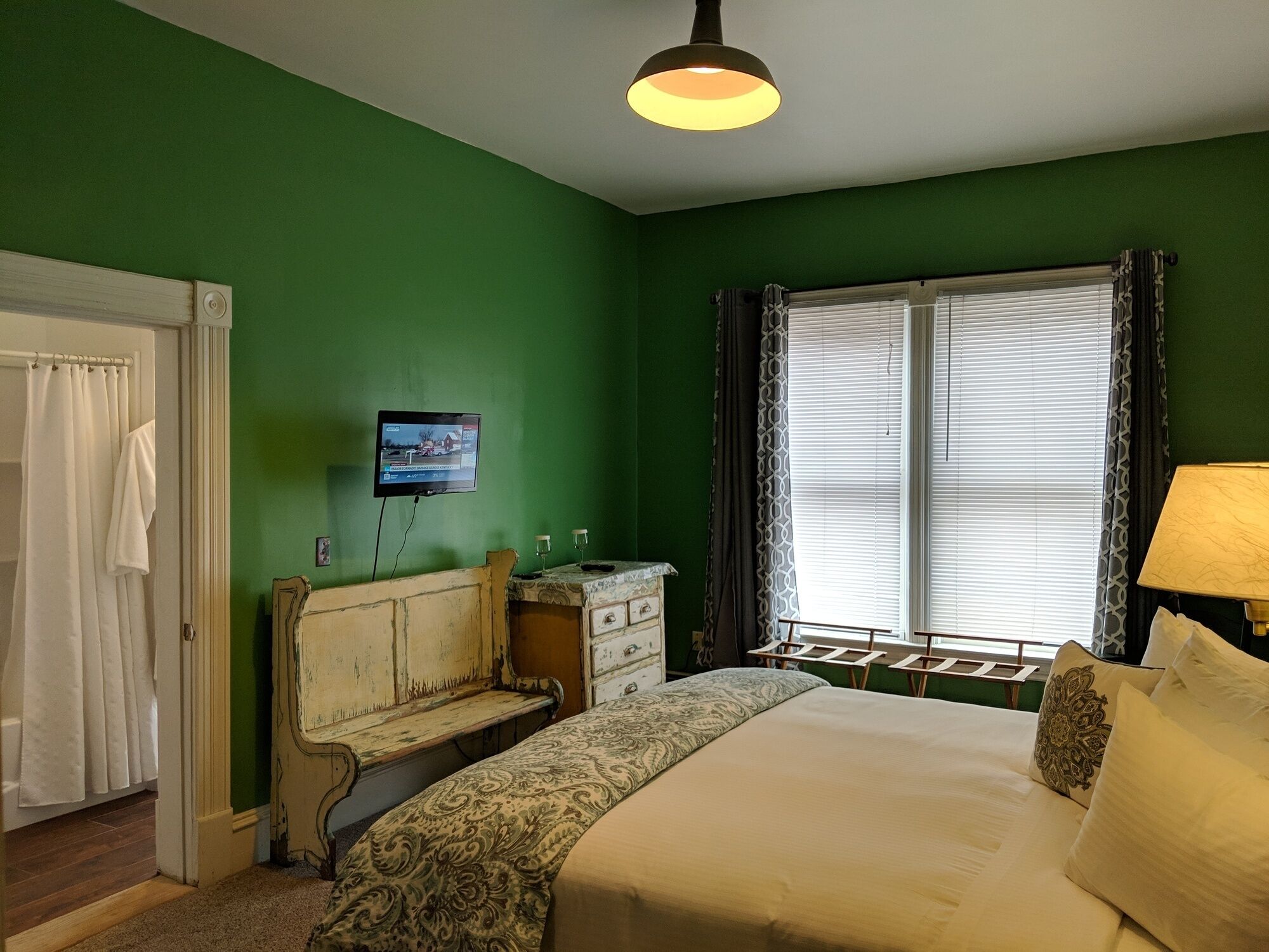 A cozy 1st Floor King B&B room in Downtown Shelburne - Delicious Breakfasts! SHE
