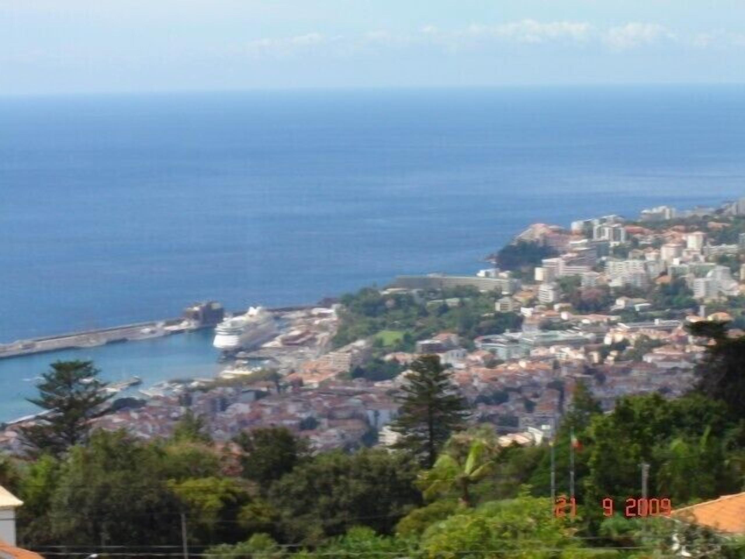 APARTMENT - 2 balconies overlooking City, Harbour, Gardens & Mountains