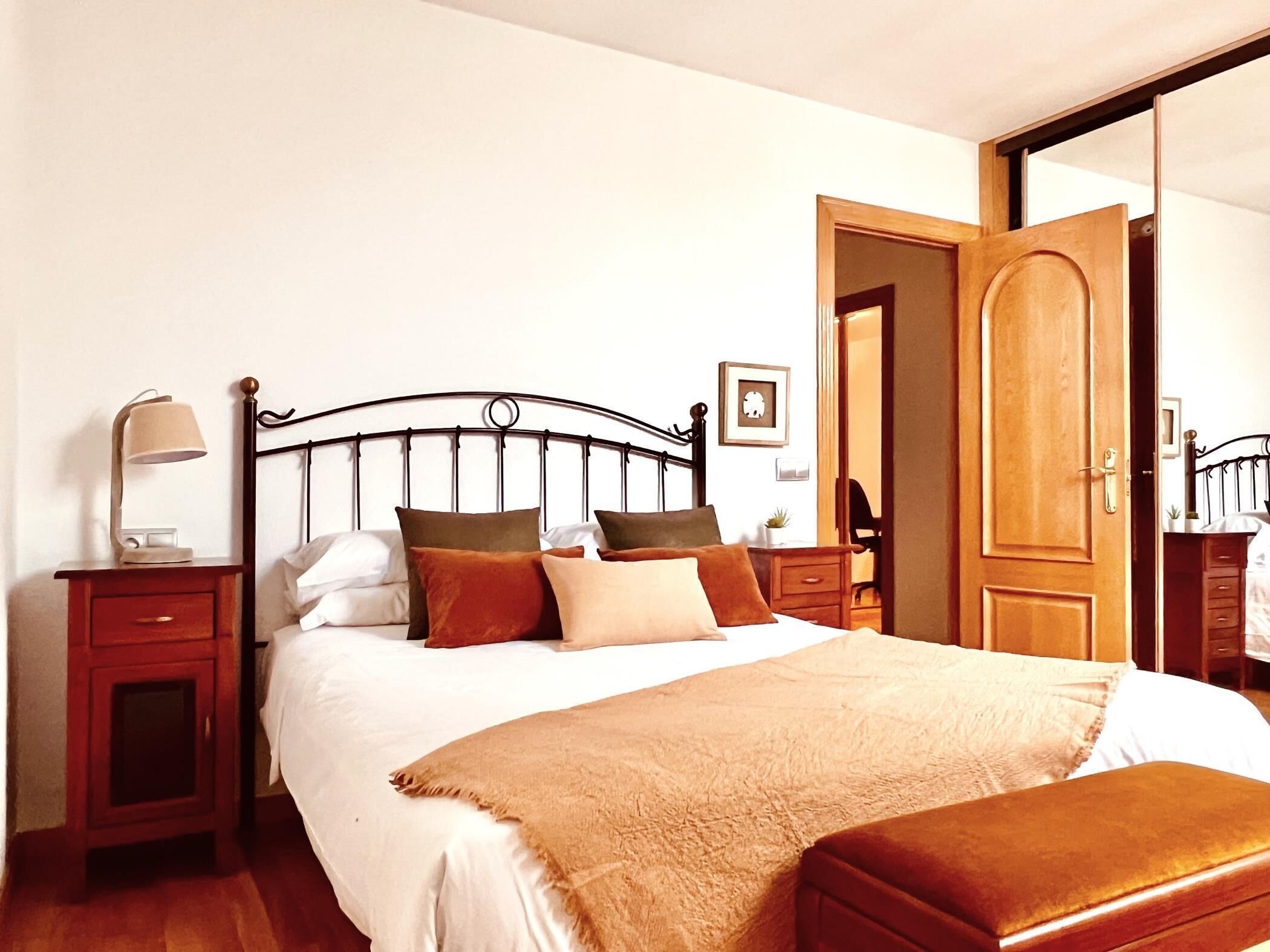 Housingleon - new duplex with garage 500 meters from the historic center