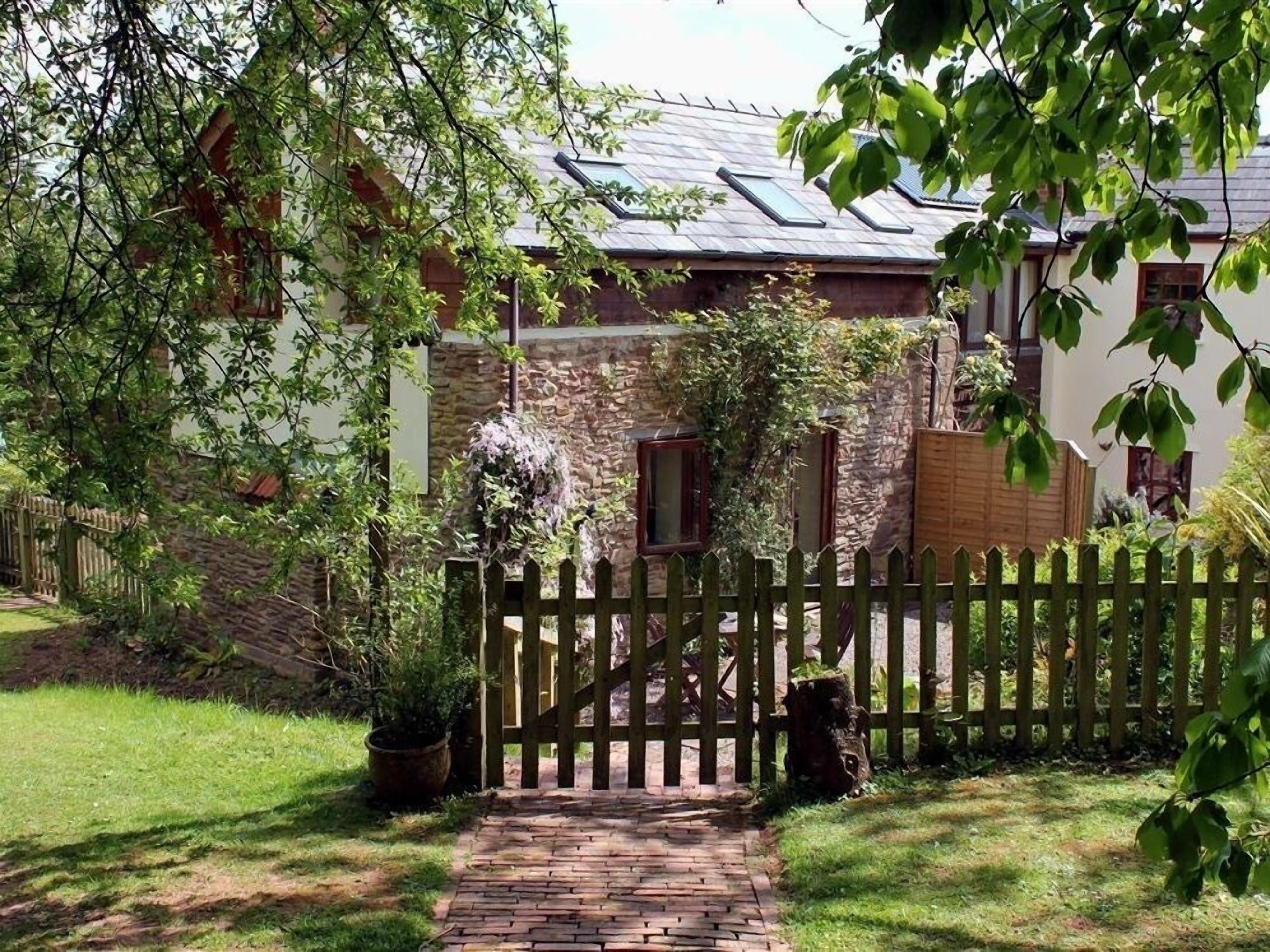 THE CIDER BARN, romantic, with a garden in Newnham-On-Severn
