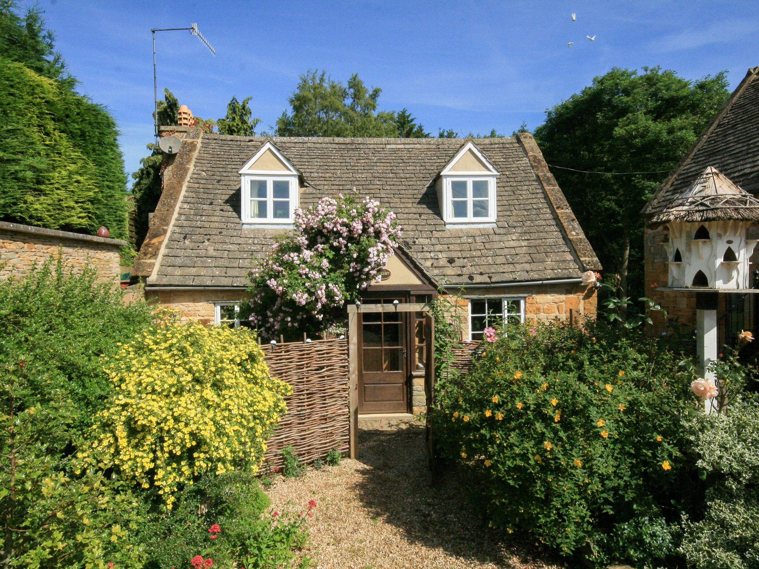 HADCROFT COTTAGE, pet friendly, with open fire in Aston Magna