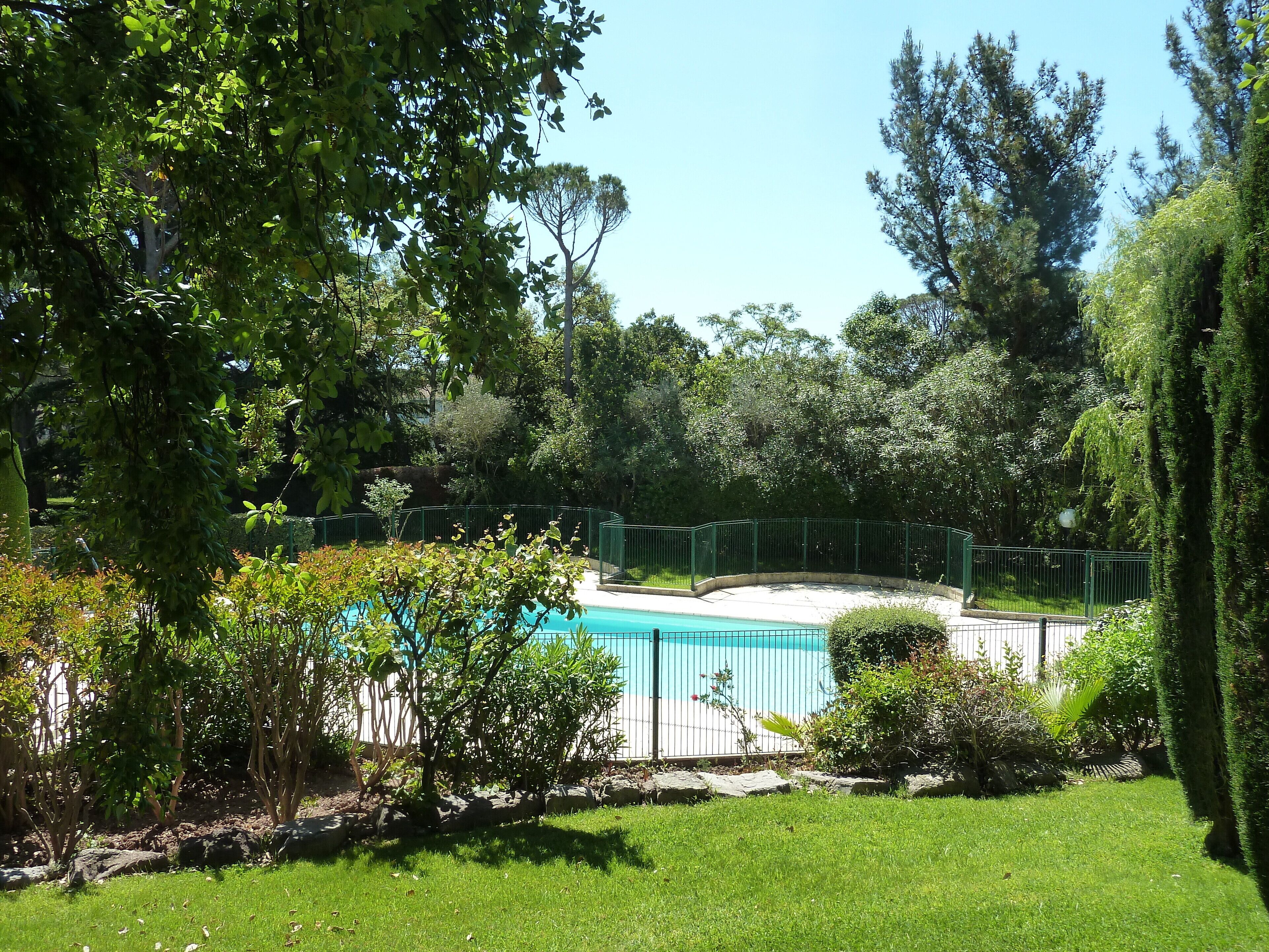 Very bright in Valescure, swimming pool, breathtaking golf view, near the sea and Estérel 