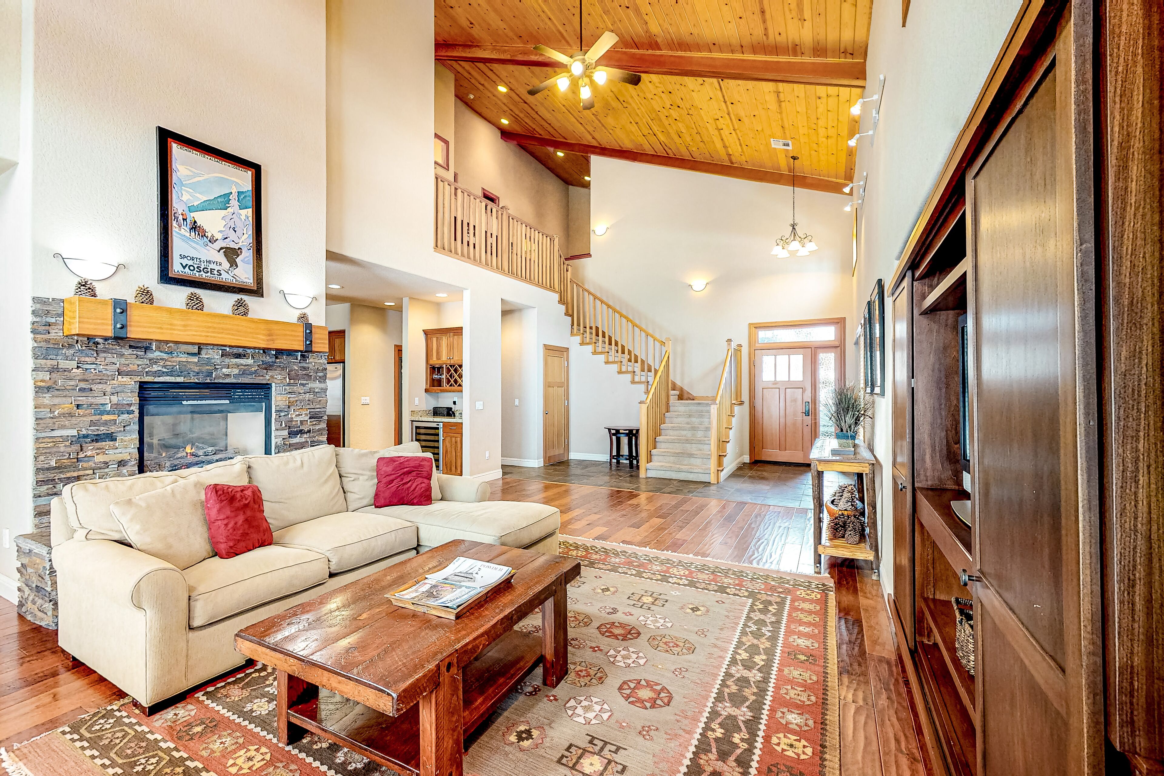 Dog-friendly townhome in great neighborhood with fireplace - close to ski slopes