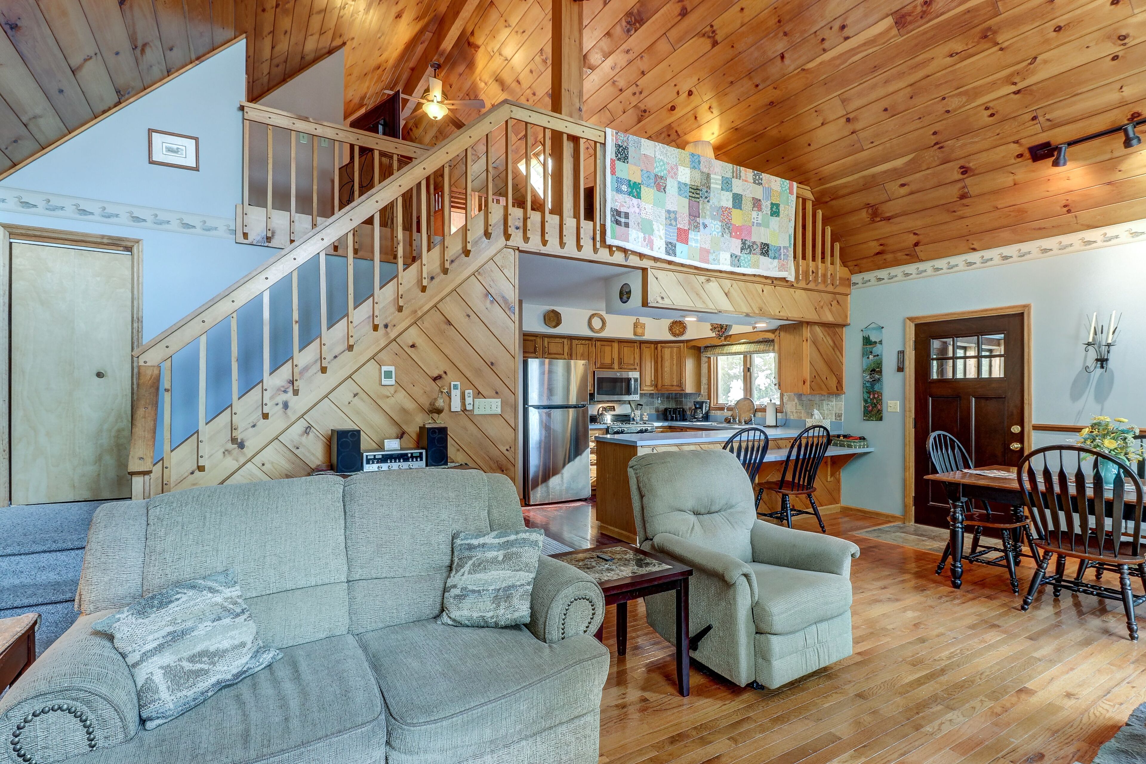 Dog-friendly lakefront house with 2 living areas, beach nearby