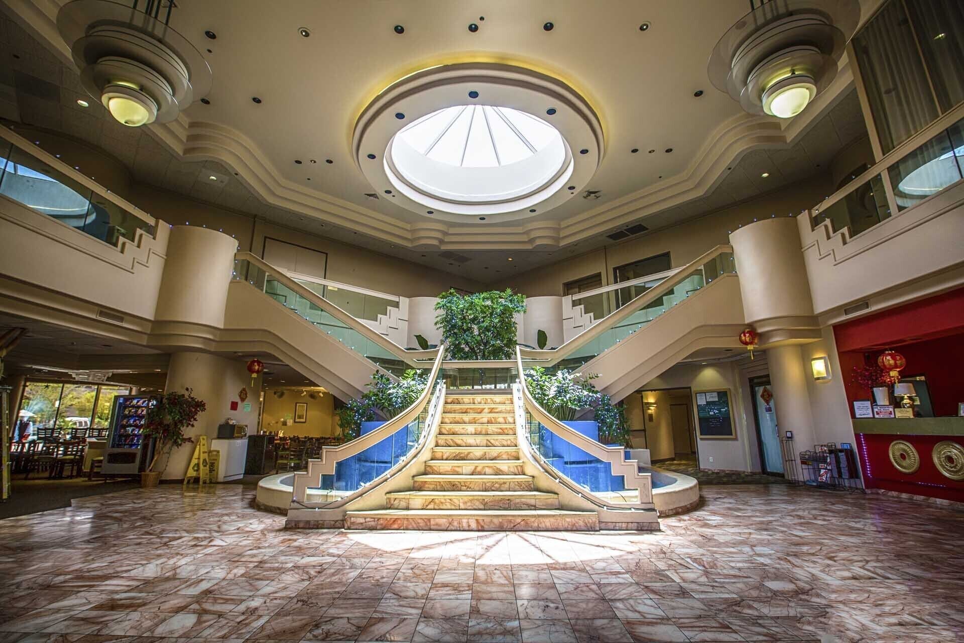 Walk to CES-FREE breakfast, FREE WiFi, FREE pkg-Last Unit, Pets OK