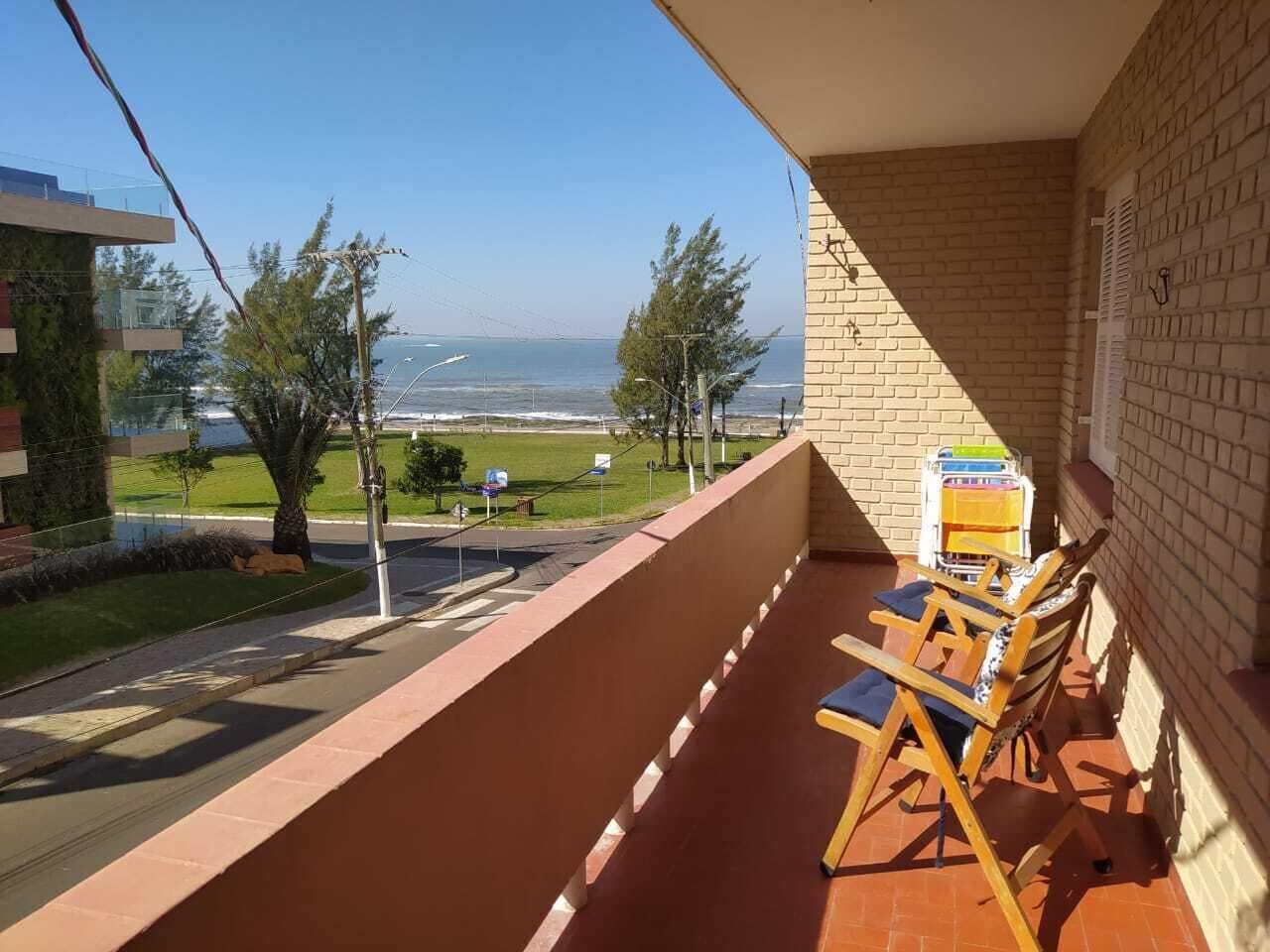 Apt of 3 bedrooms, 1 block from the sea, with balcony and sea view, in Prainha.