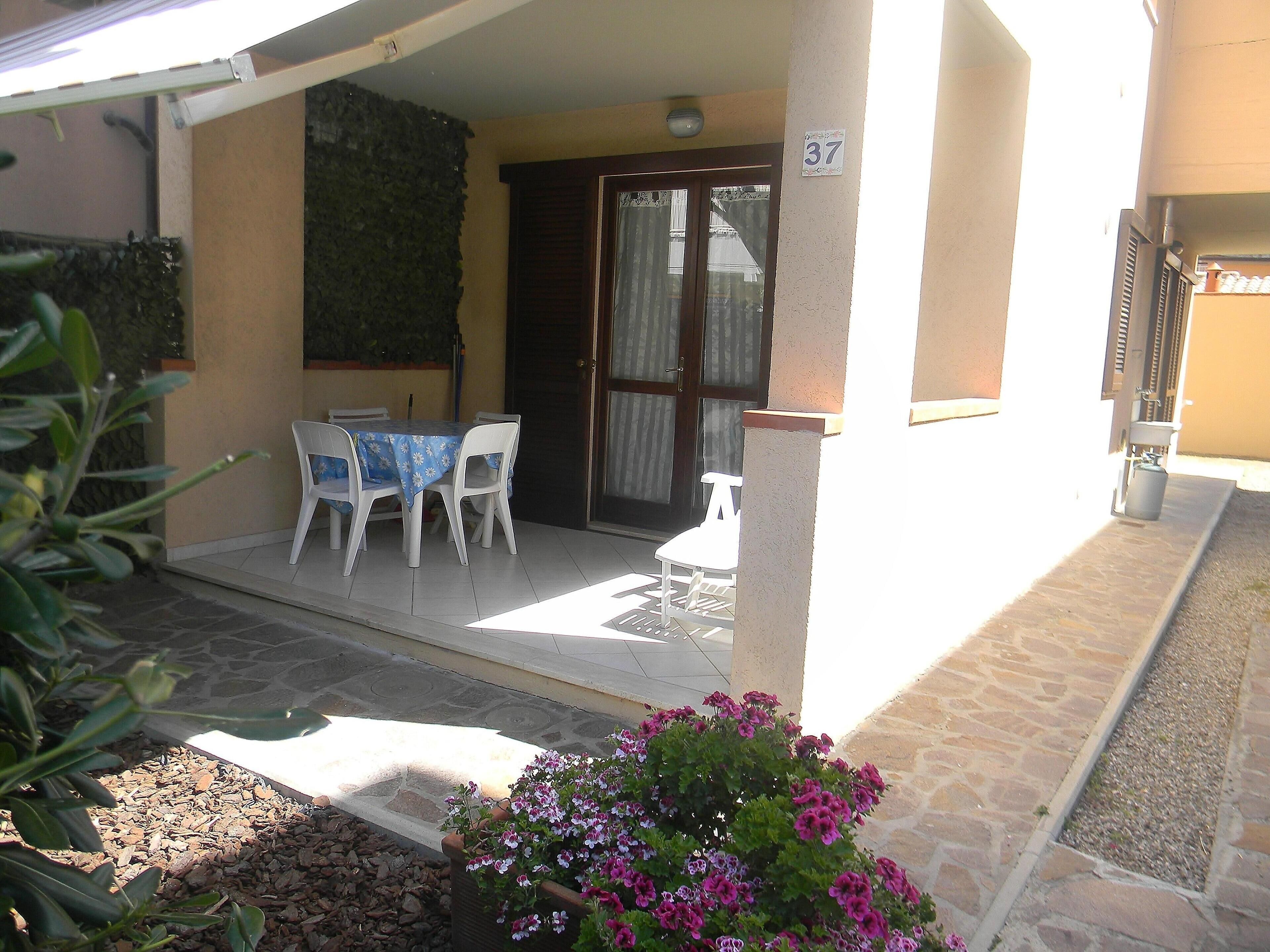 Apartment with private entrance,  outdoor space and parking, near at  the beach