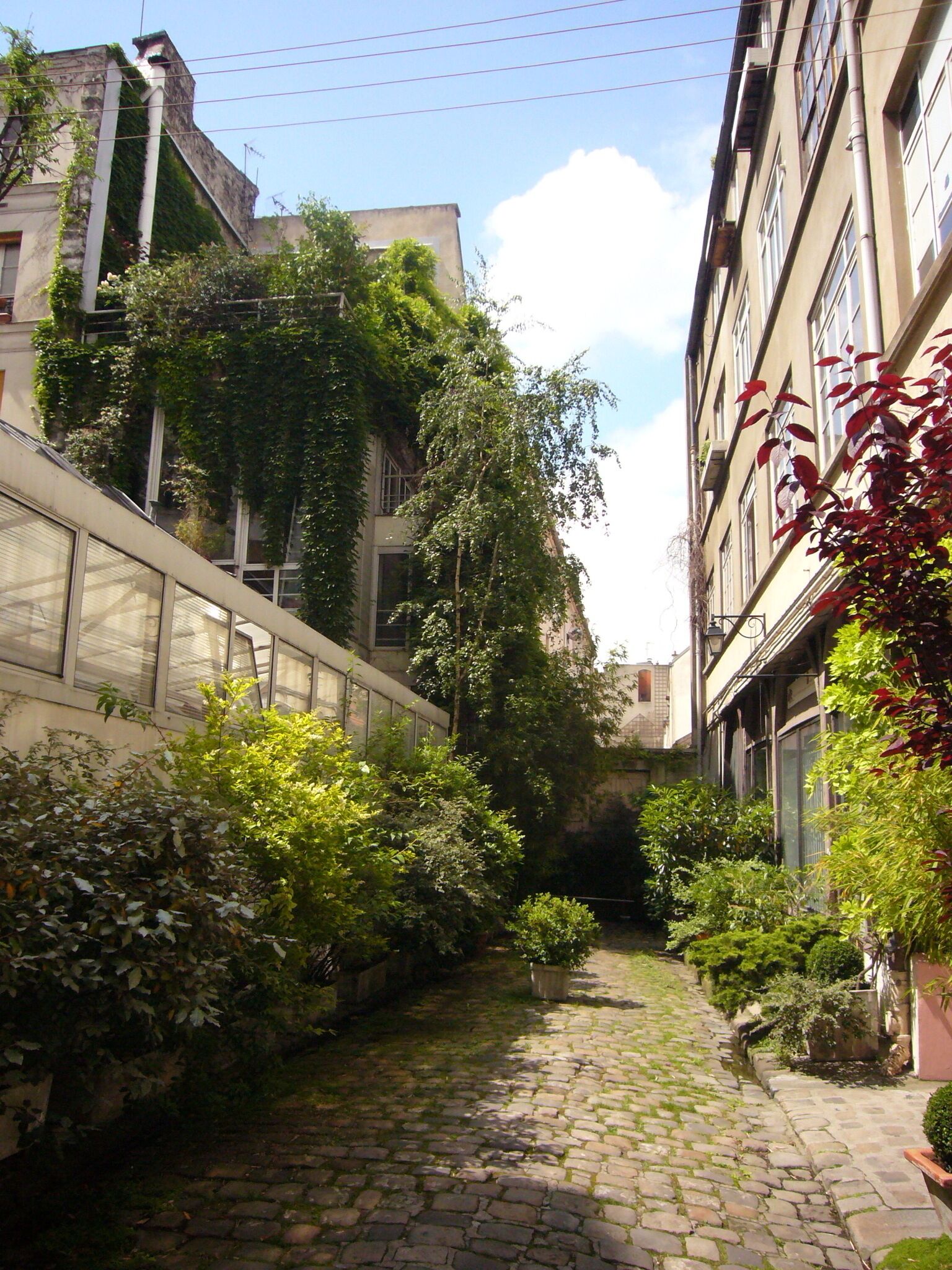 Small studio in private green alley in the heart of Paris