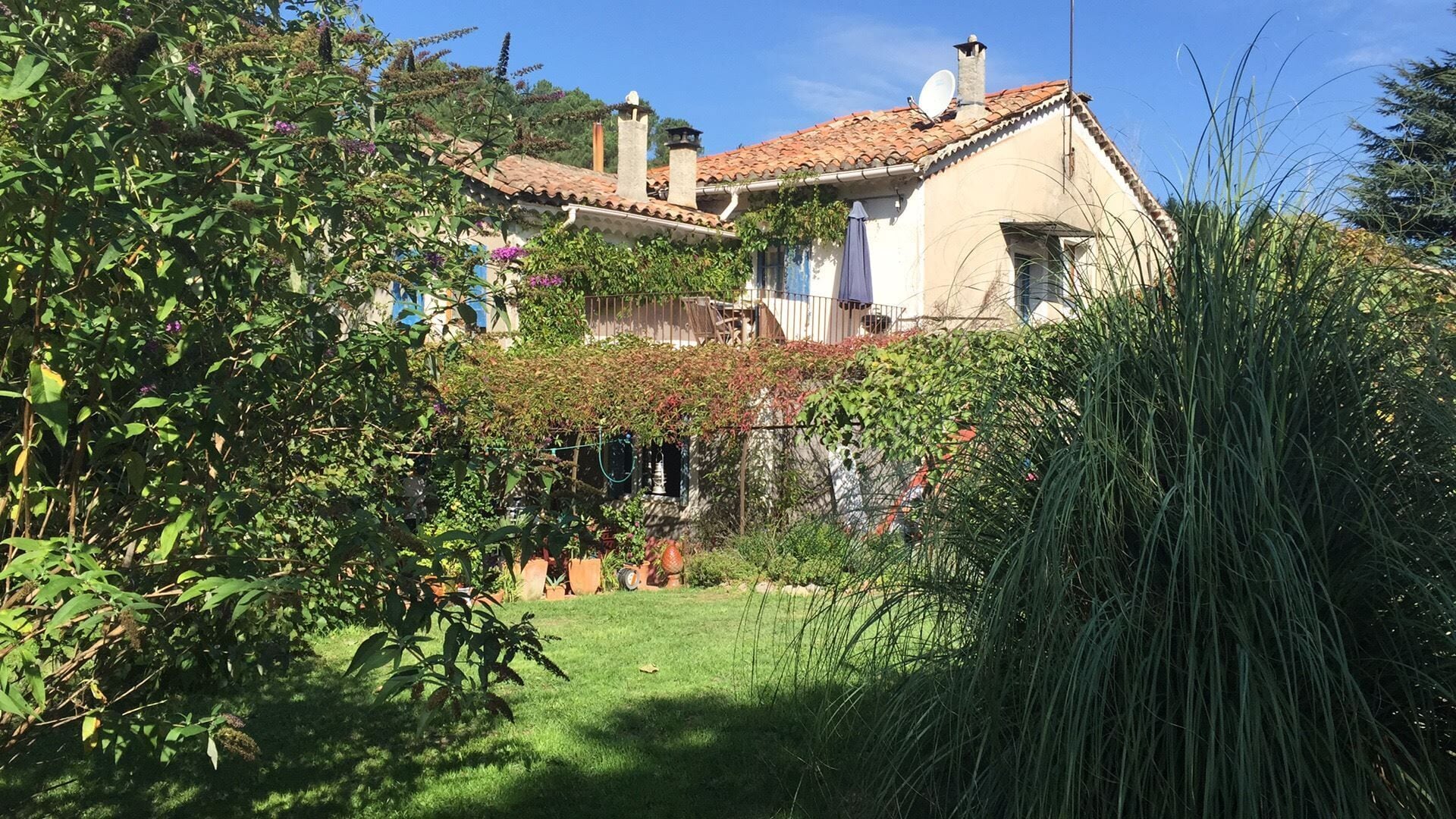 Gîtes in 18th century house with pool and garden, river