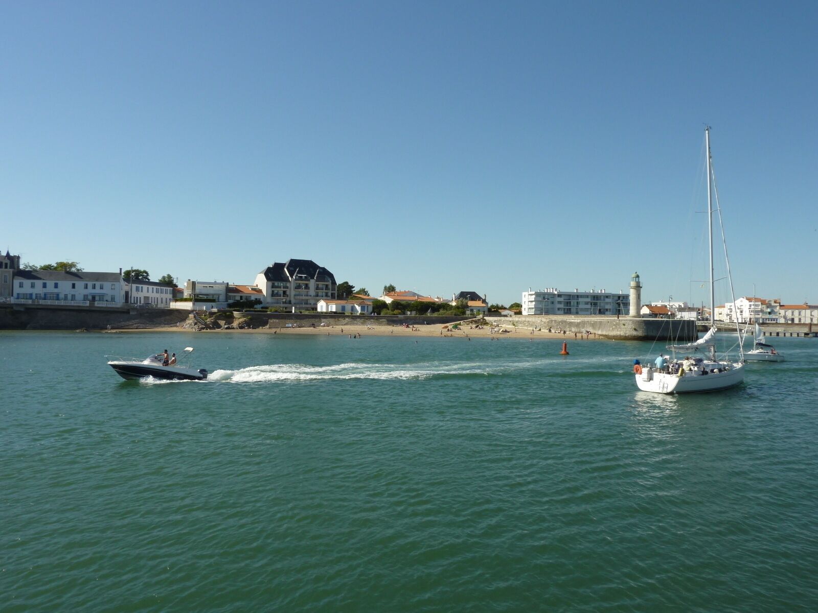 South-facing apartment with view over the sea, beach, dune, harbour and channel
