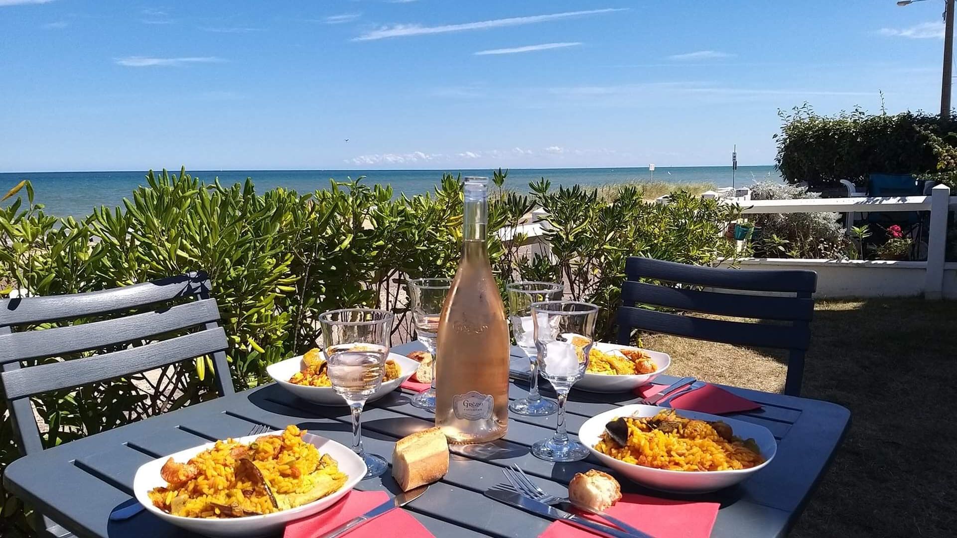 Sea front apartment on the ground floor, direct access to the beach