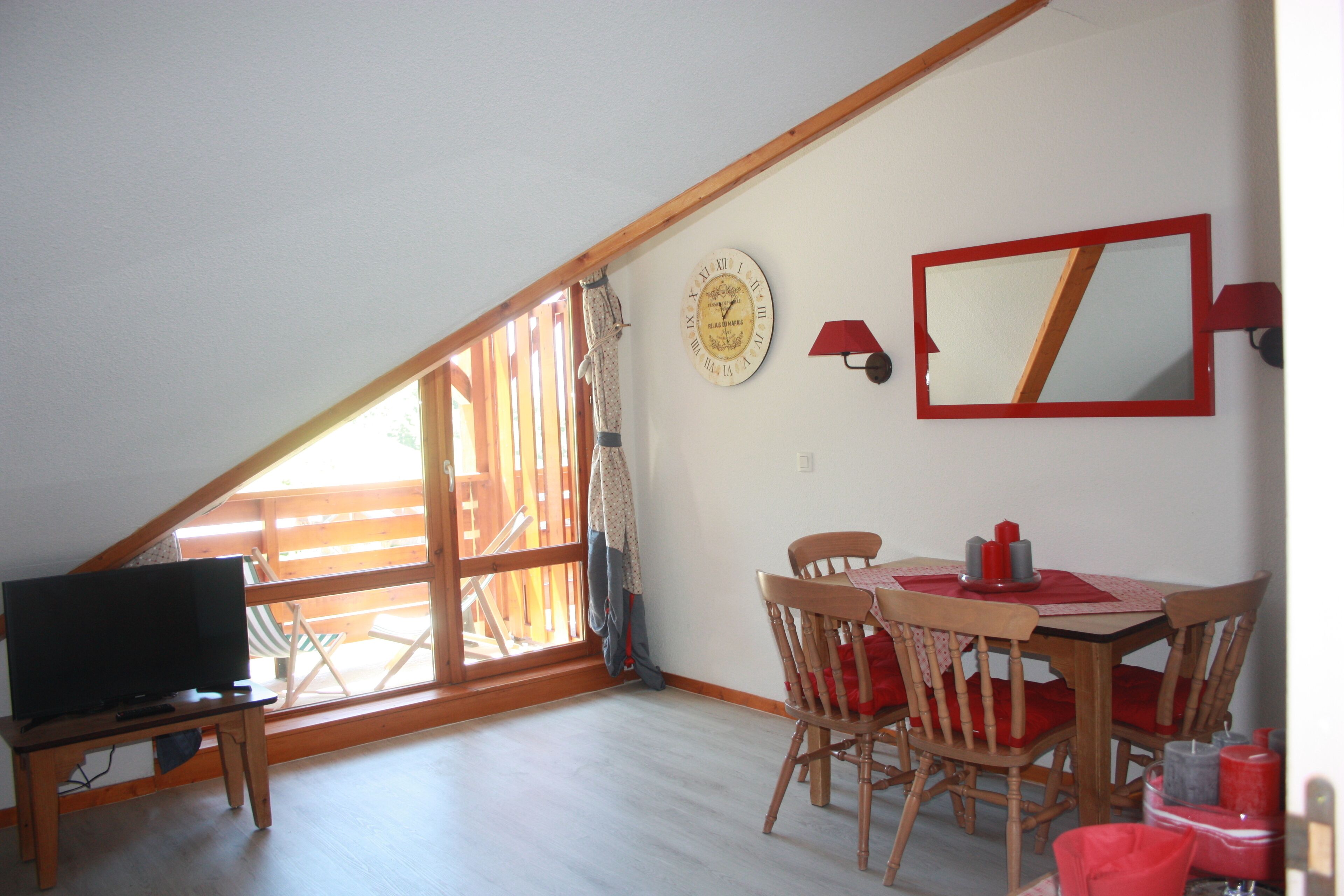 Charming 2-room apartment facing south on the top floor overlooking the slopes 4 beds + 1 baby