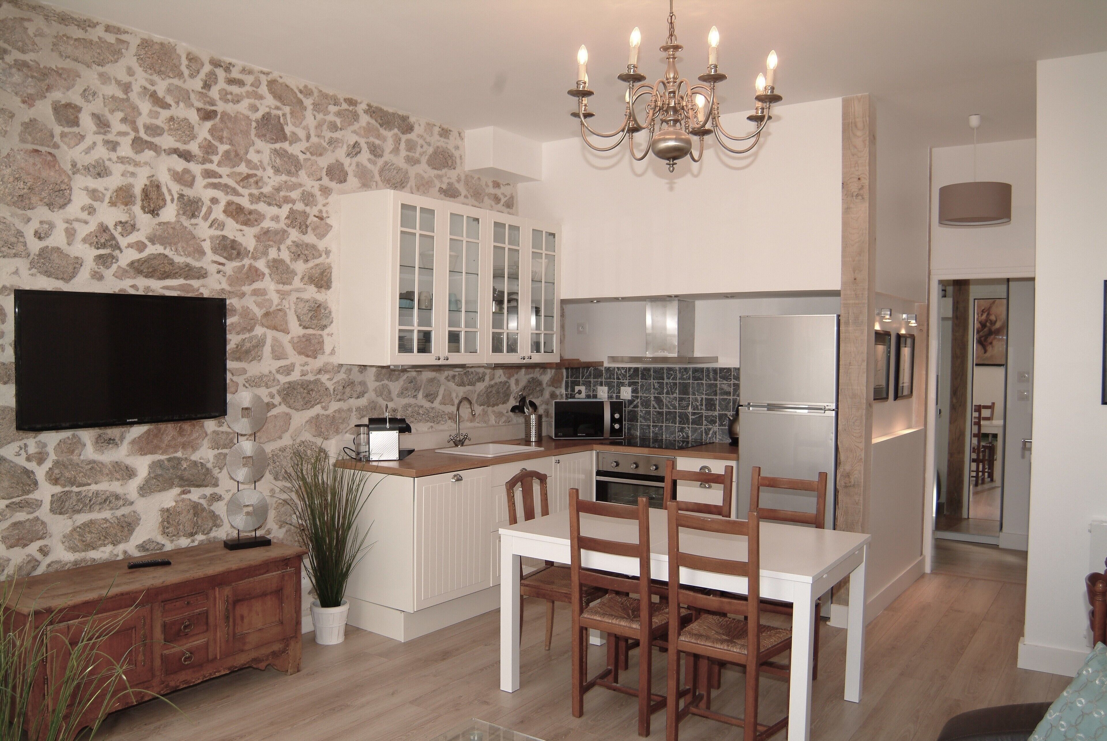 The charm of the Provencal village in the heart of Cannes, next to the beaches and the Palace