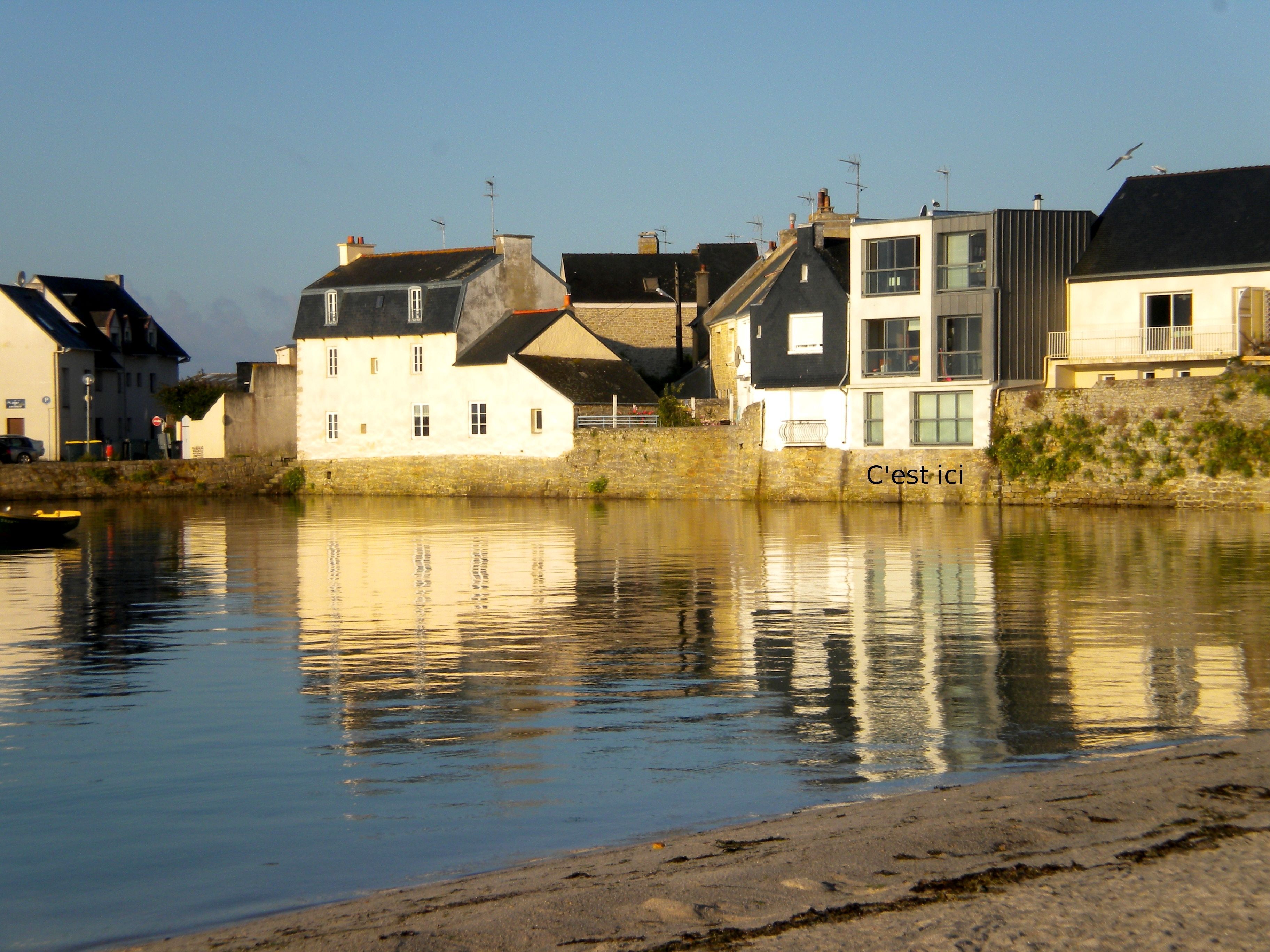 Feet in the water to the rhythm of the tides, "the house-boat" for children