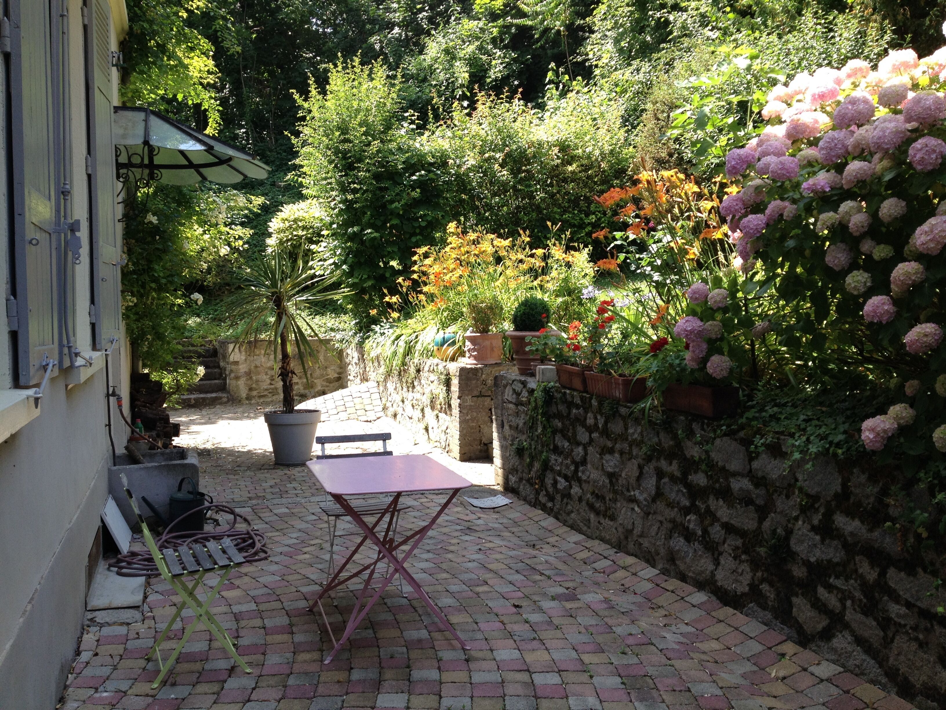 Attic room in a beautiful house on the edge of the saône, south of the city