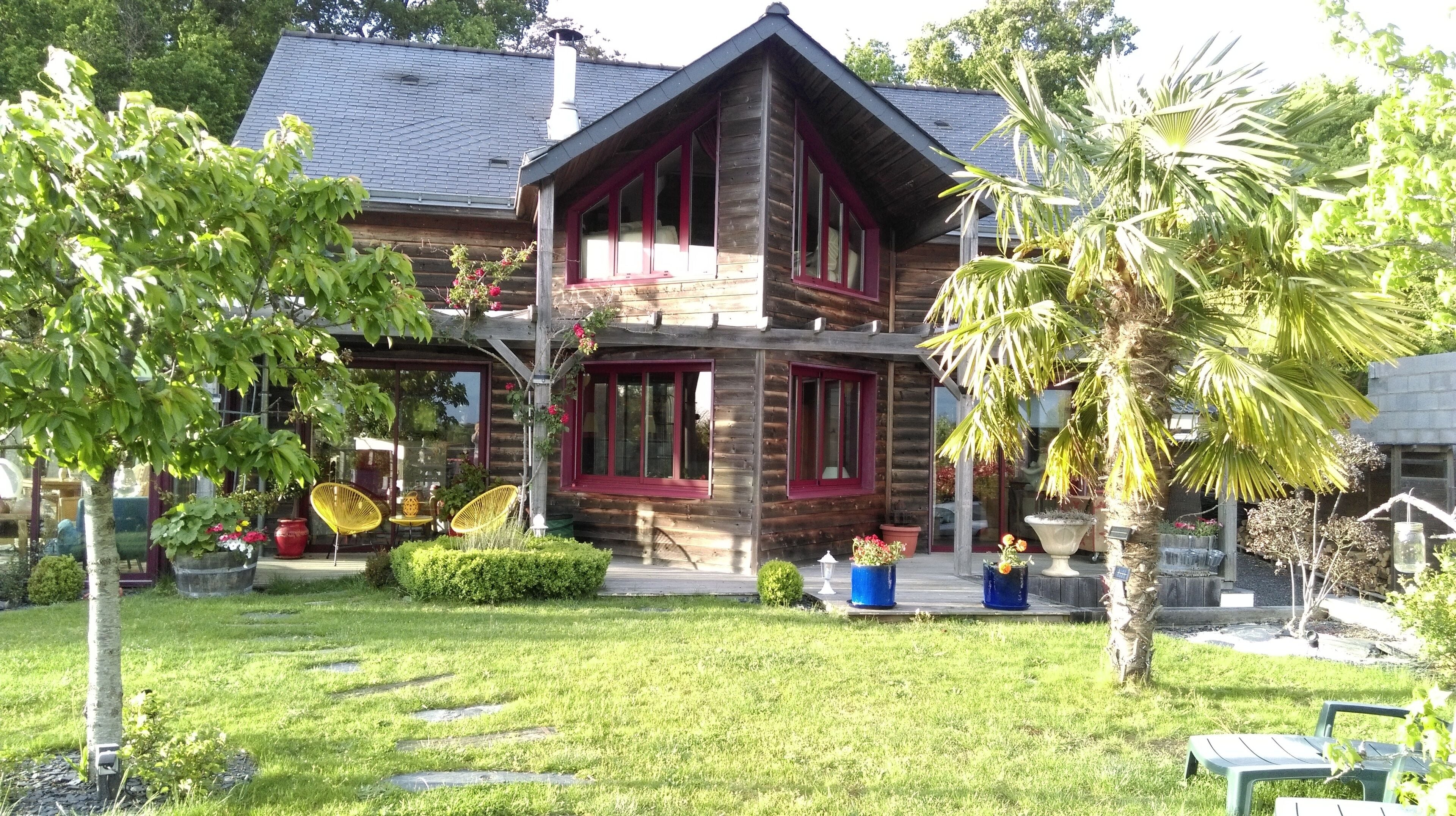 In an architect's house with swimming pool, spa, garden, appt. independent entrance