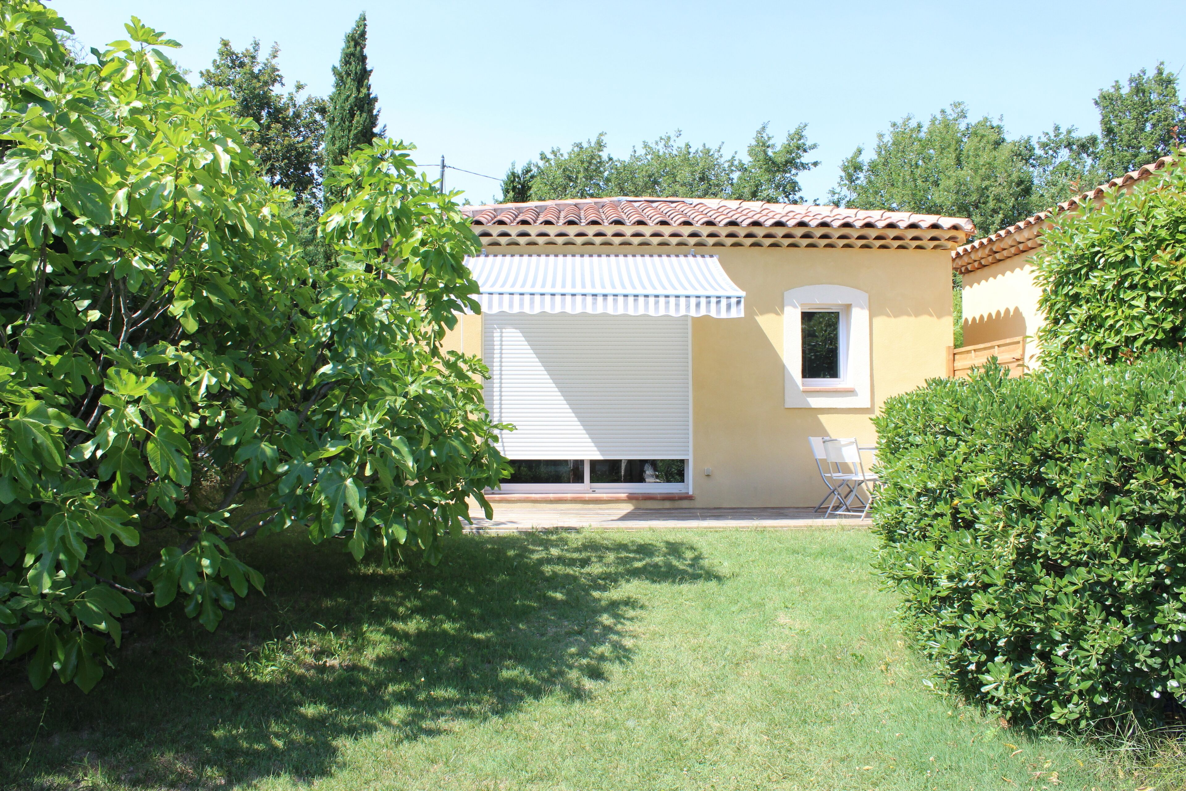 Charming studio for a holiday by the pool