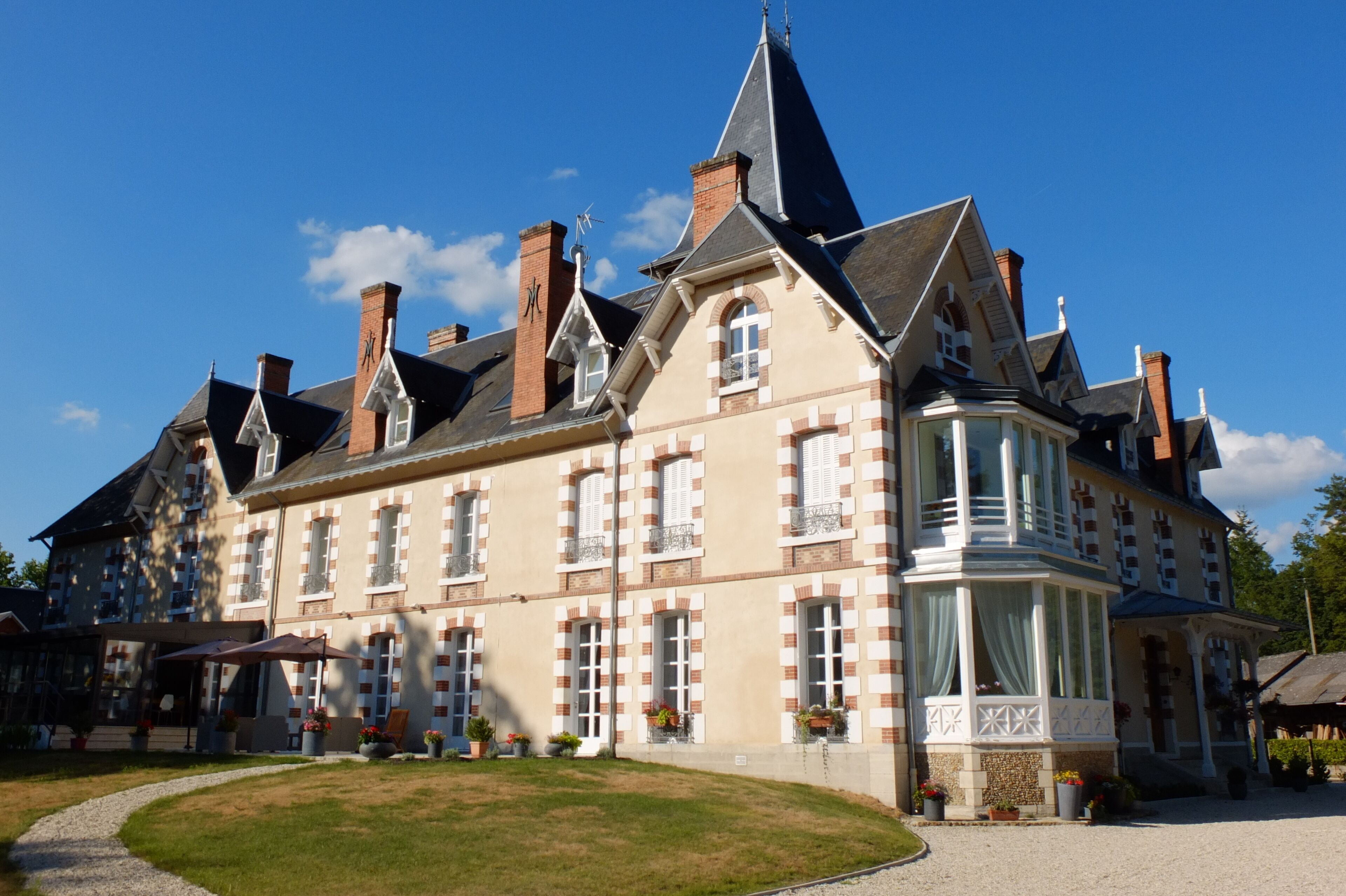 detached cottage in the castle in Sologne (18)