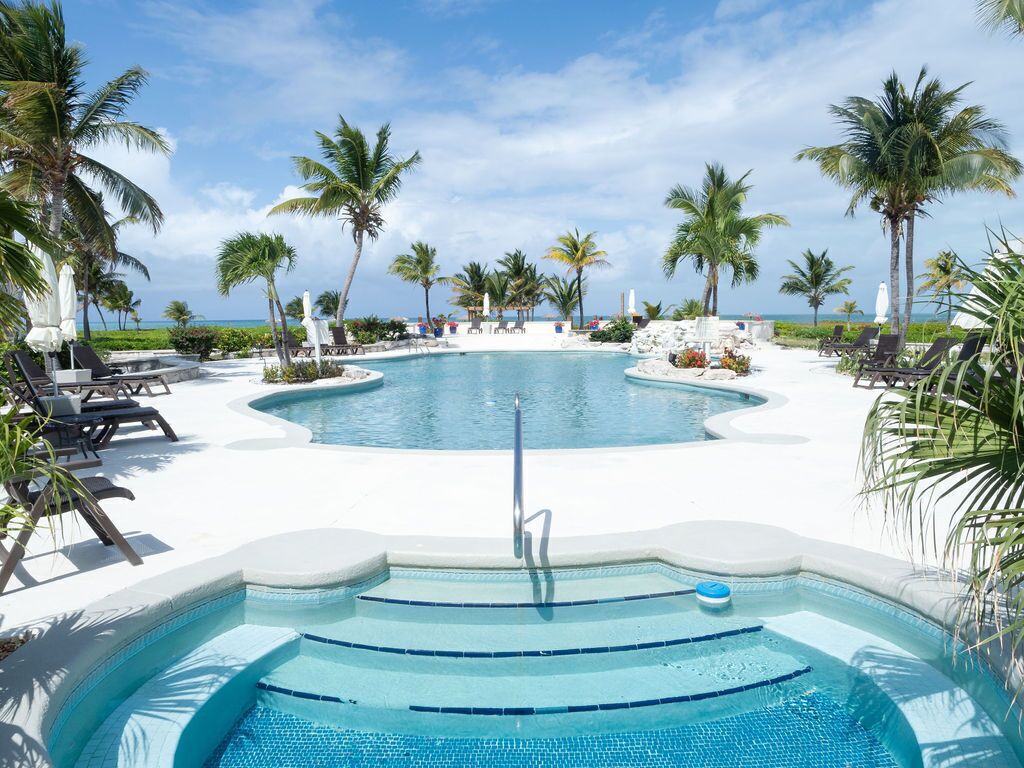 Beautiful upgraded 1 bdrm & sofa bed stunning views , pool hot tub , 2nd floor, 