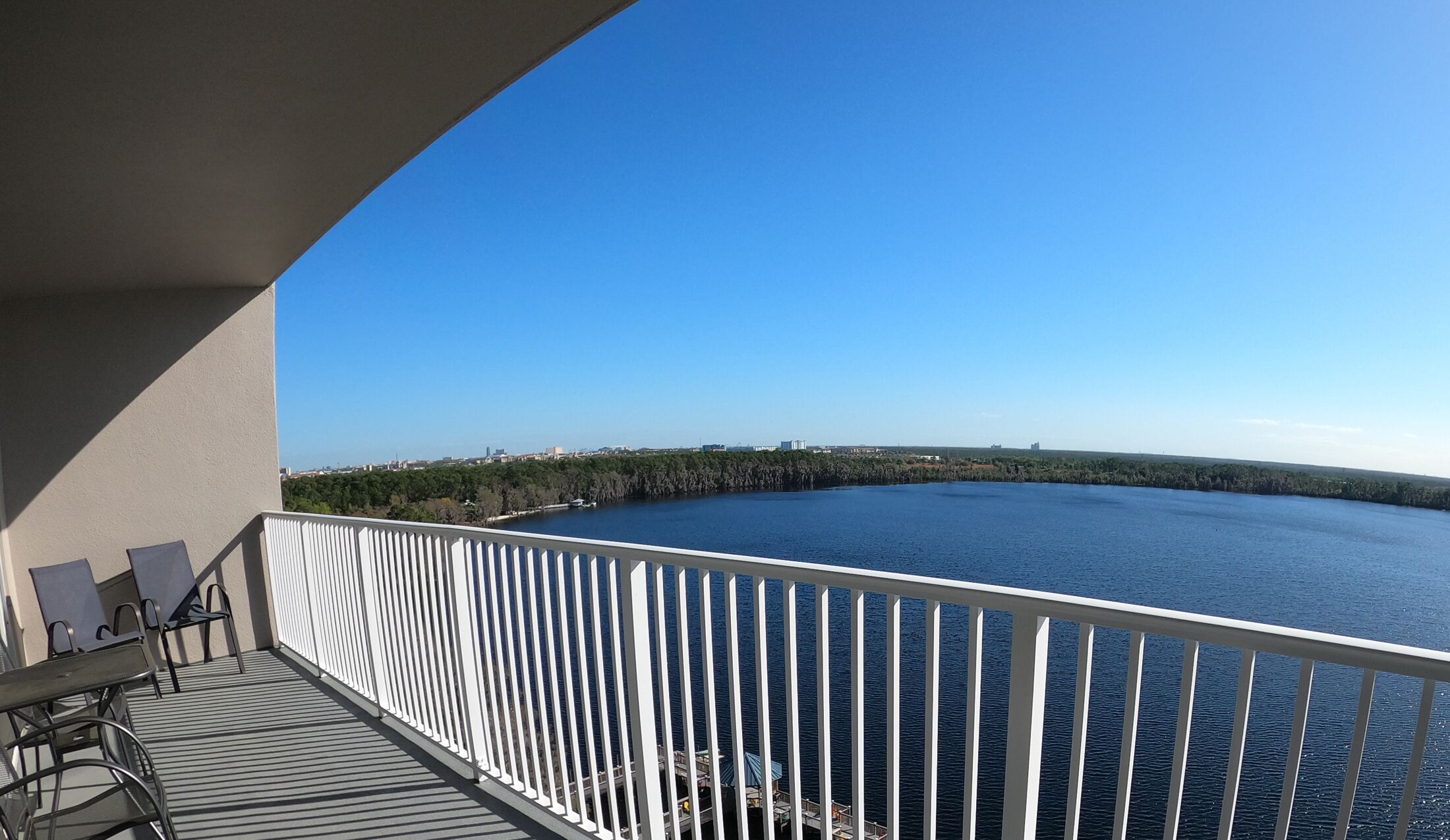 2 KING BEDS 1350 sq ft RENOVATED Lake View 10th fl CONDO near DISNEY + Universal