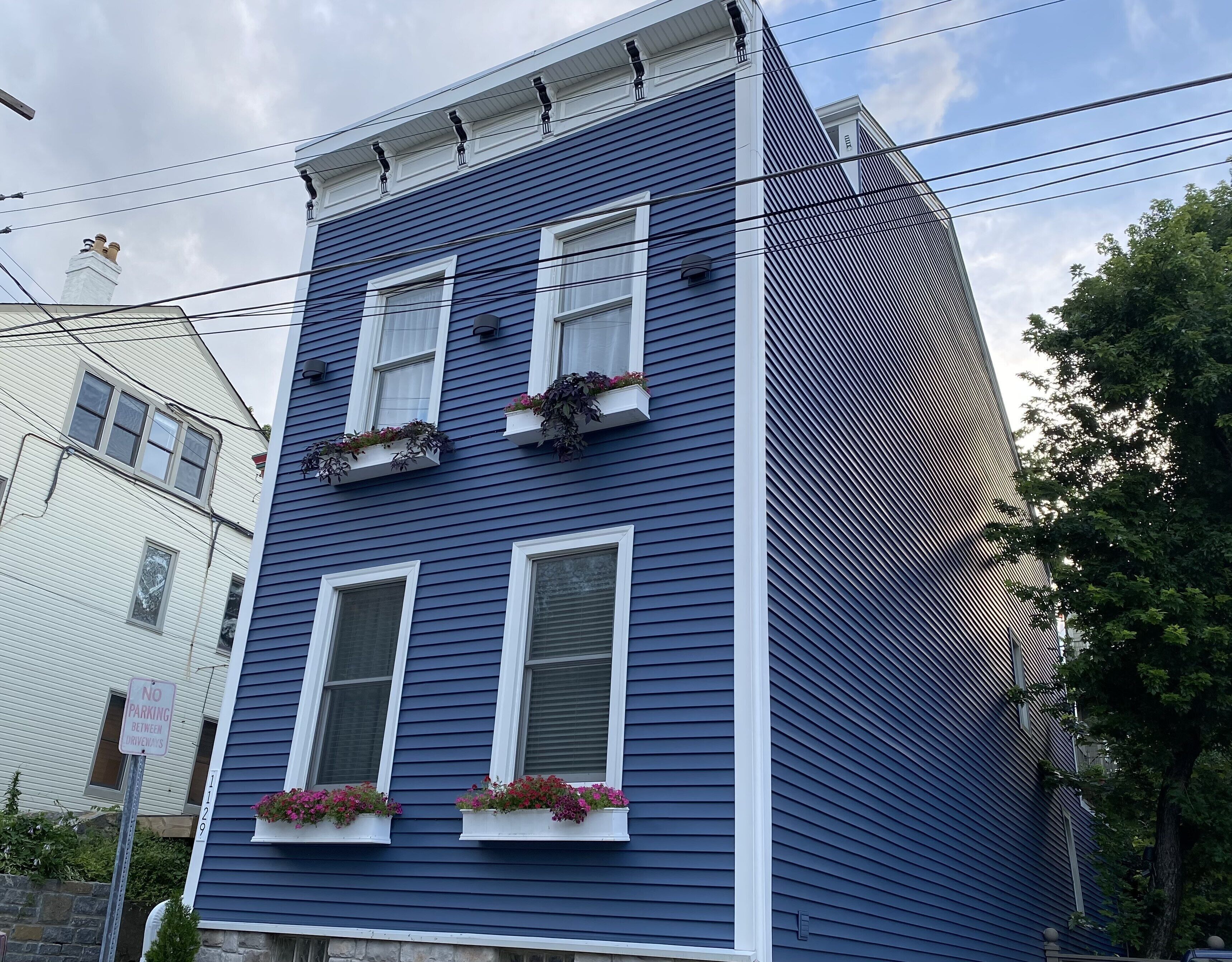Mt. Adams1st flr 2-bdrm apt w/courtyard. Parking! No cleaning fee!